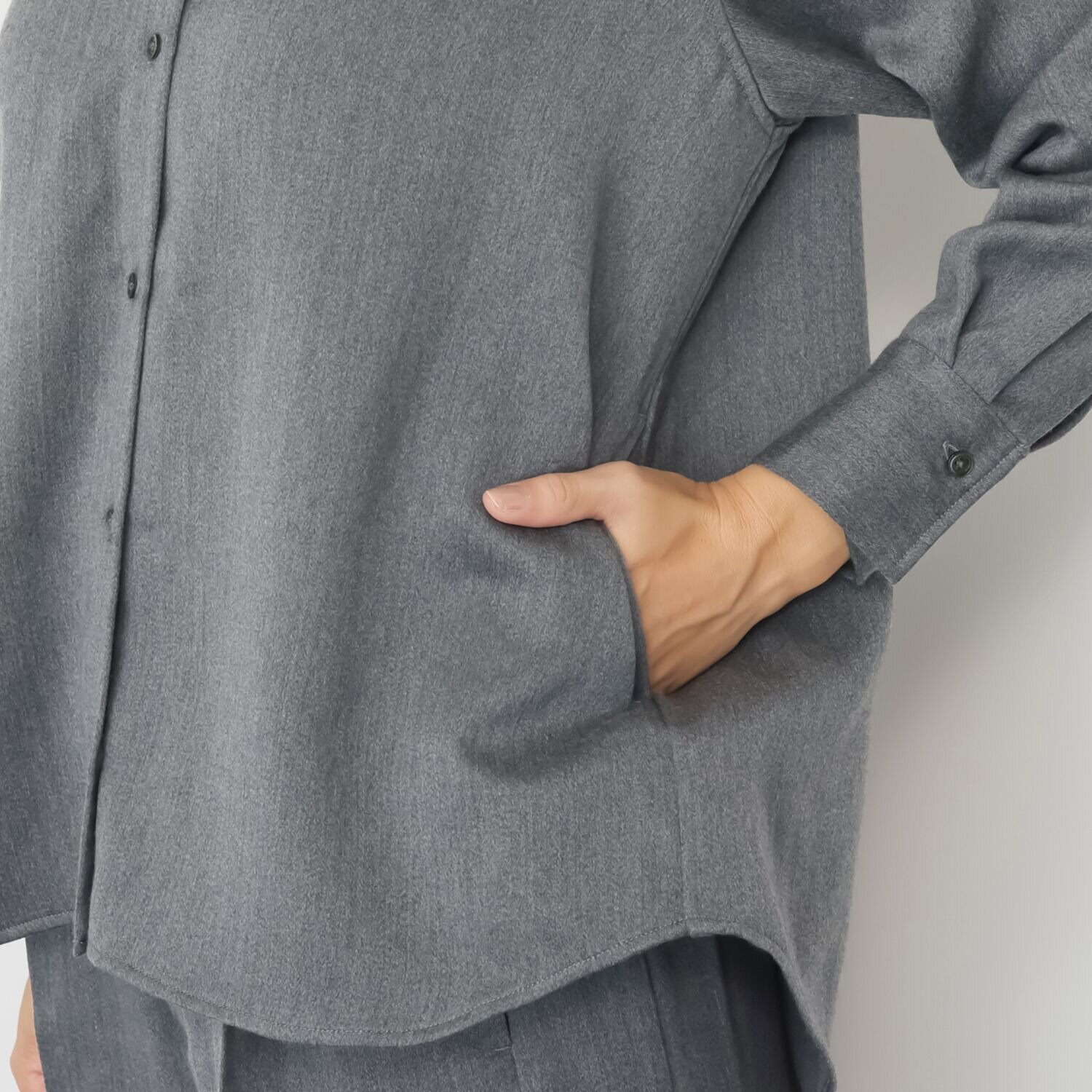 レア　ジェム ウールベネシャンの 優雅なツヤが映える シャツジャケット