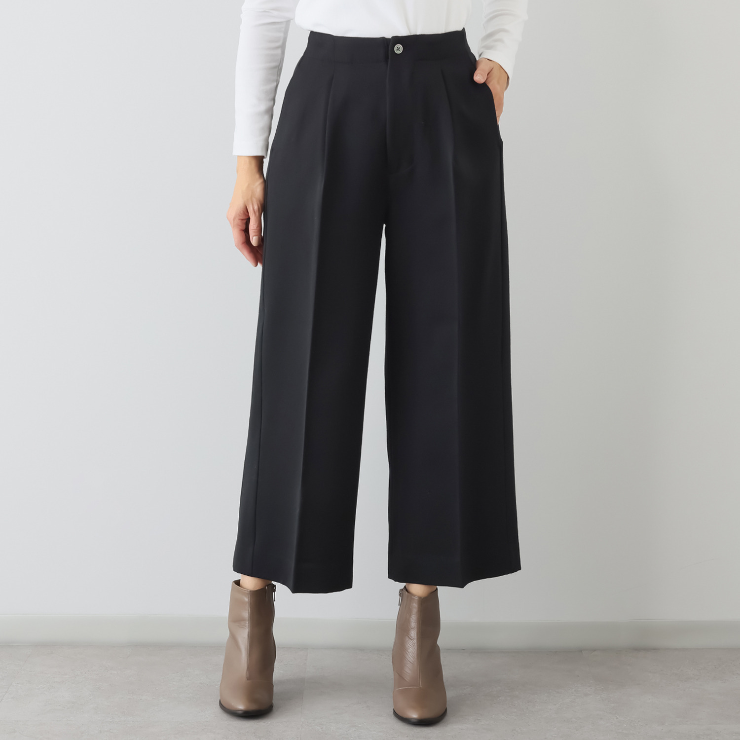 レア　ジェム ウールベネシャンの 優雅なツヤが映える ワイドパンツ
