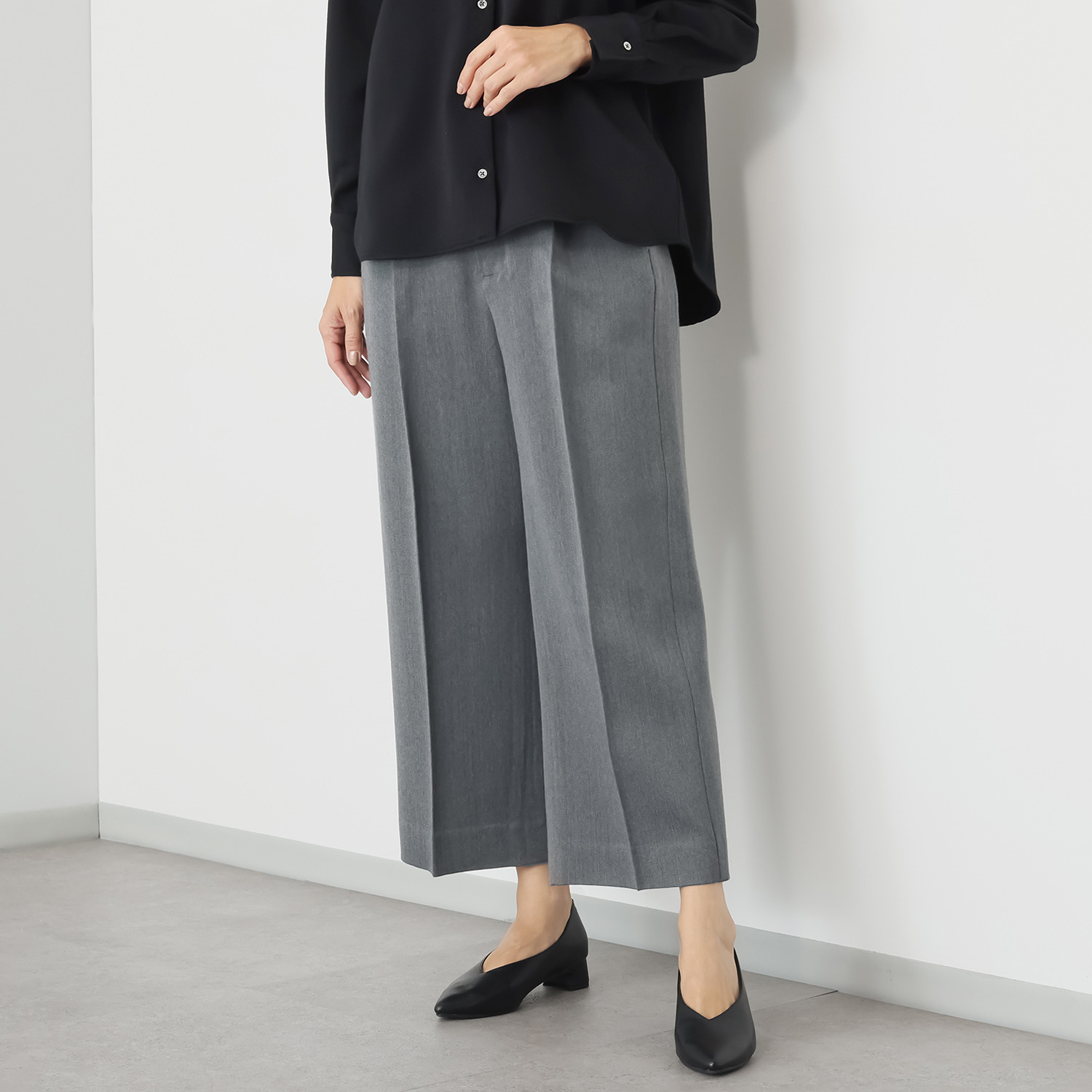 レア　ジェム ウールベネシャンの 優雅なツヤが映える ワイドパンツ