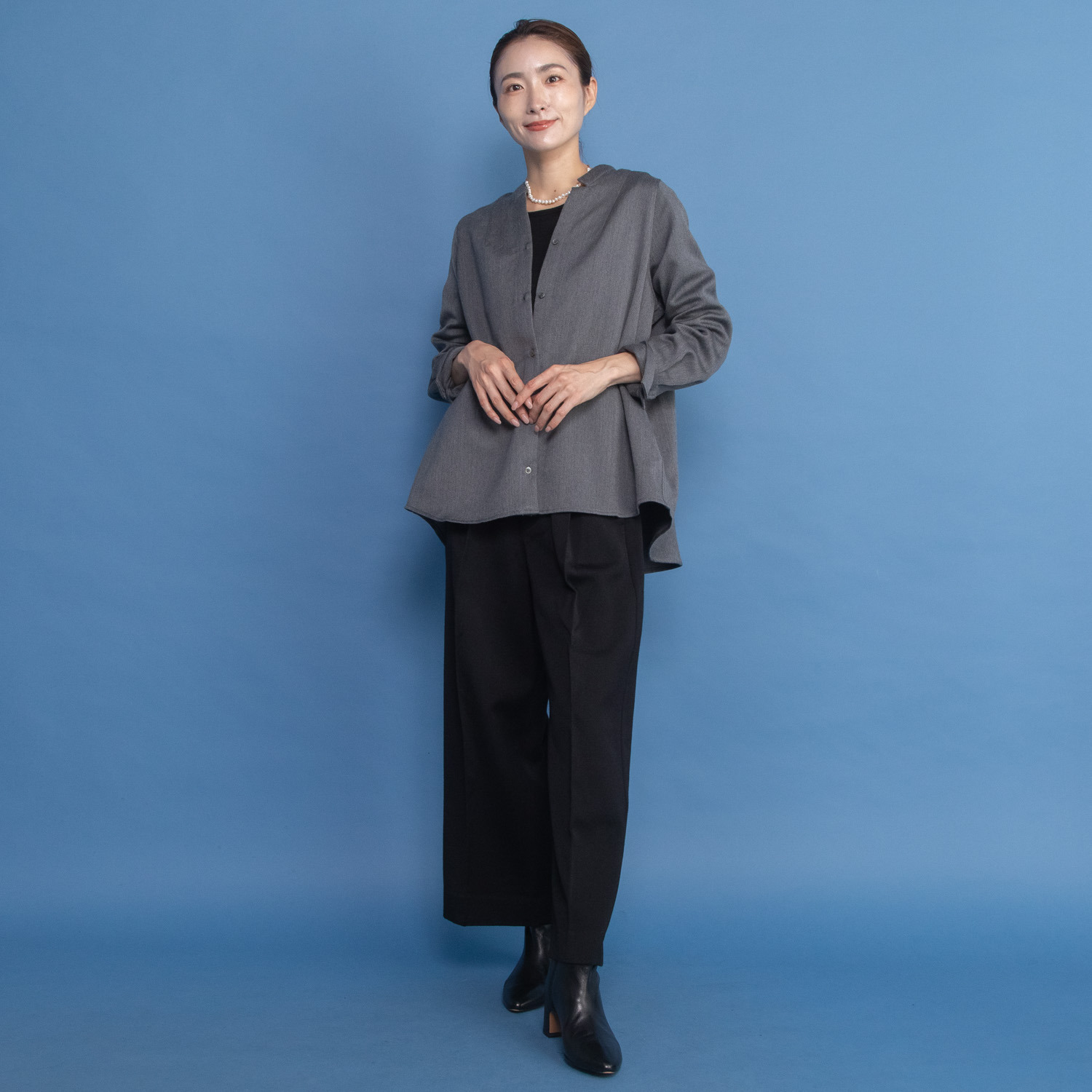 レア　ジェム ウールベネシャンの 優雅なツヤが映える ワイドパンツ