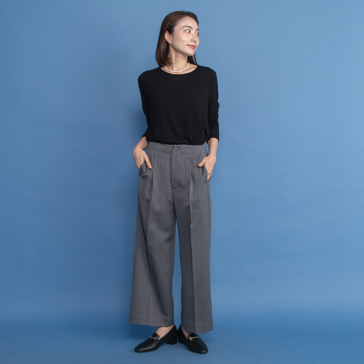 レア　ジェム ウールベネシャンの 優雅なツヤが映える ワイドパンツ