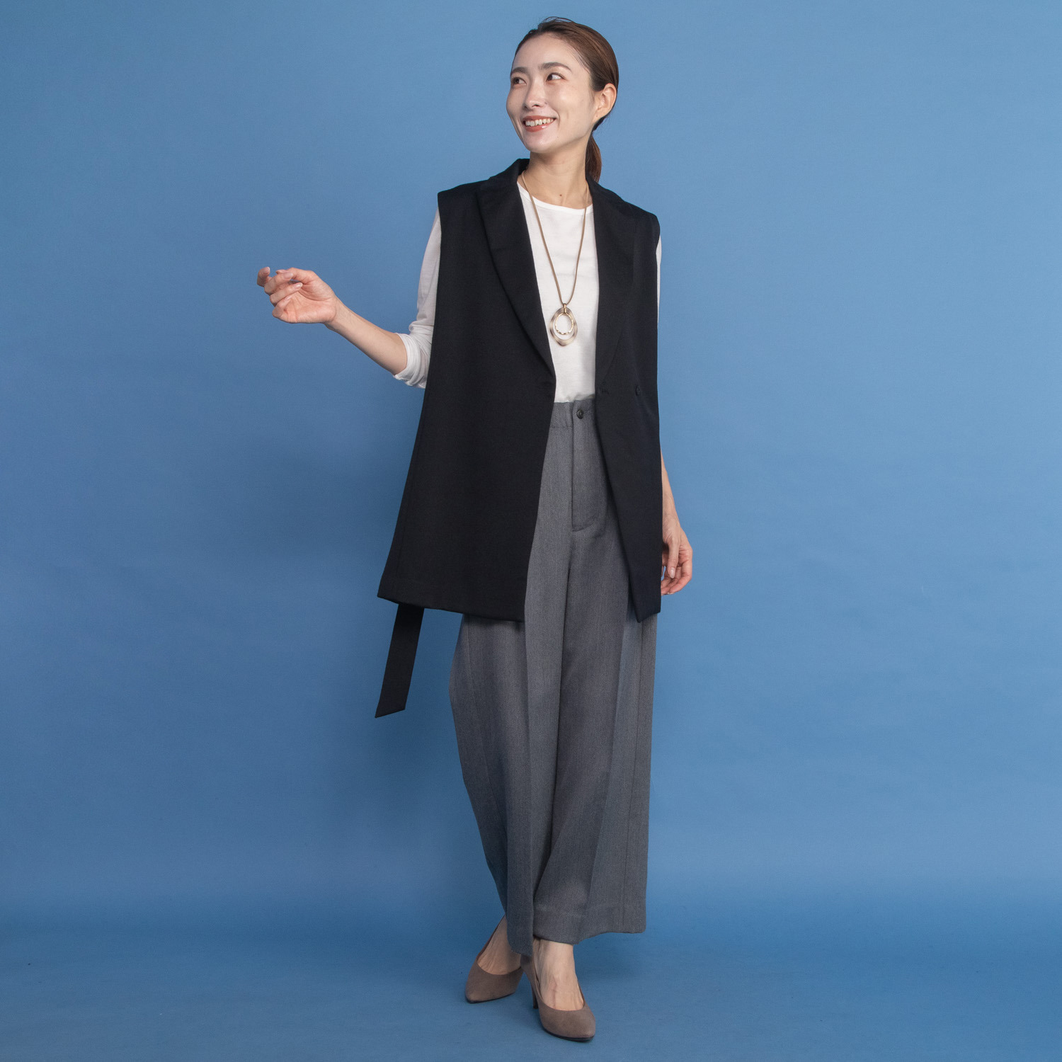 レア　ジェム ウールベネシャンの 優雅なツヤが映える ワイドパンツ