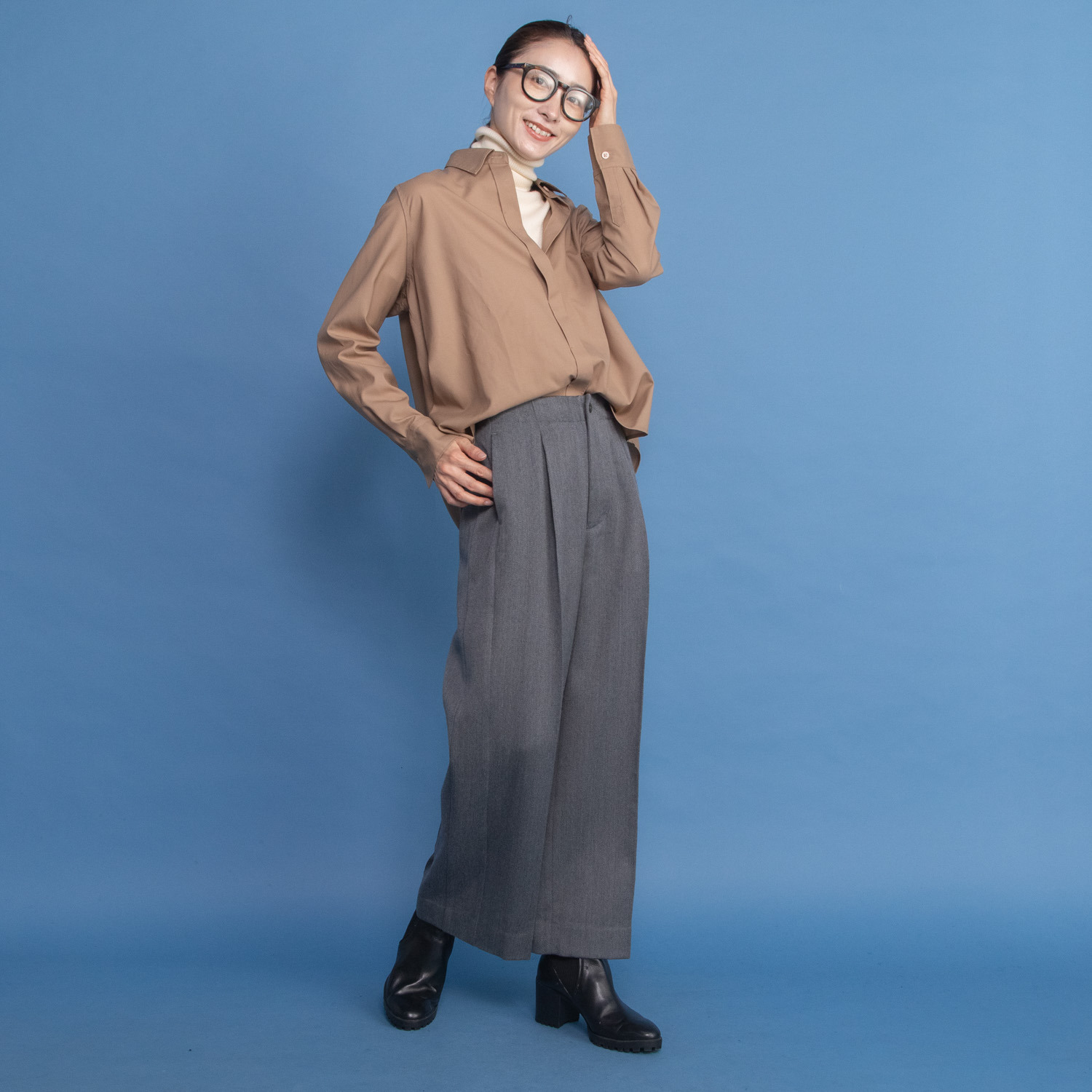 レア　ジェム ウールベネシャンの 優雅なツヤが映える ワイドパンツ