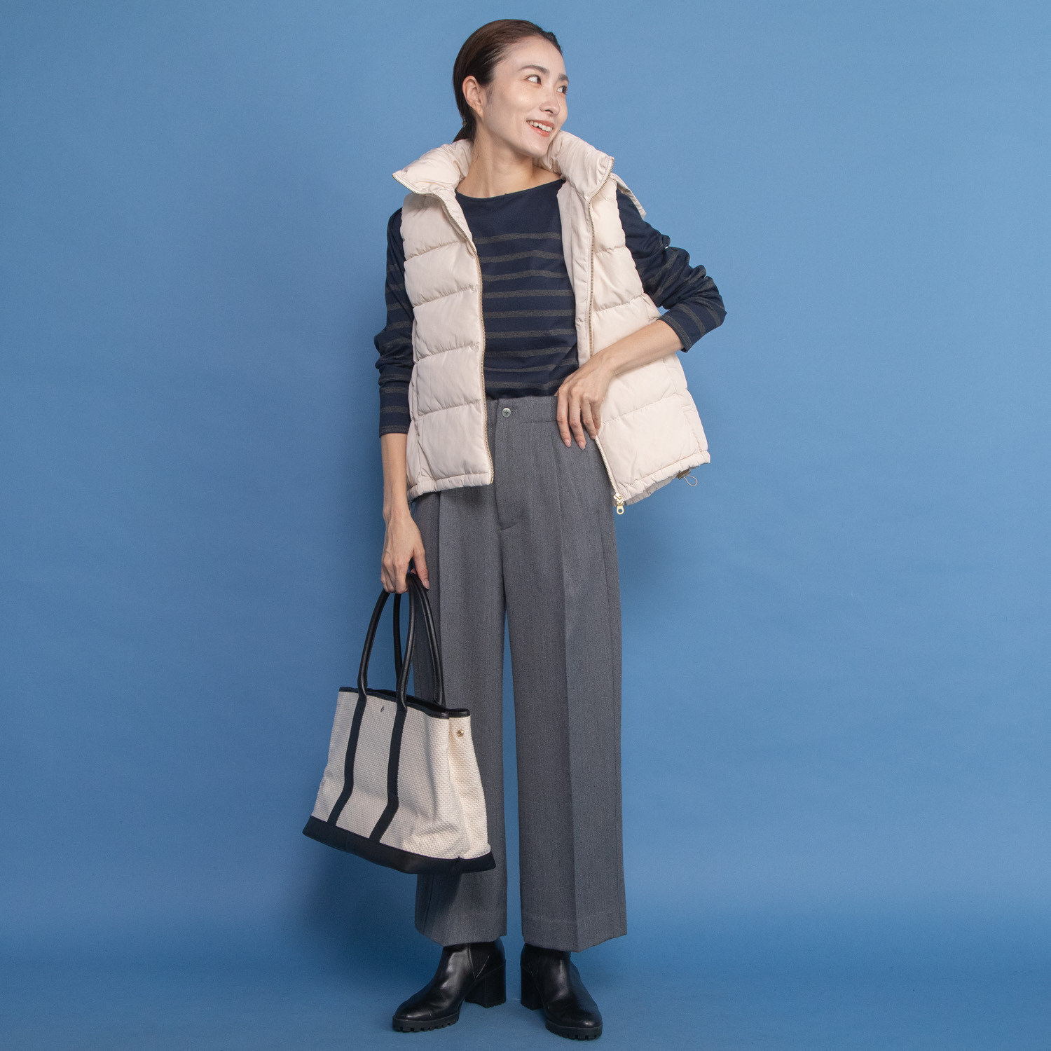 レア　ジェム ウールベネシャンの 優雅なツヤが映える ワイドパンツ