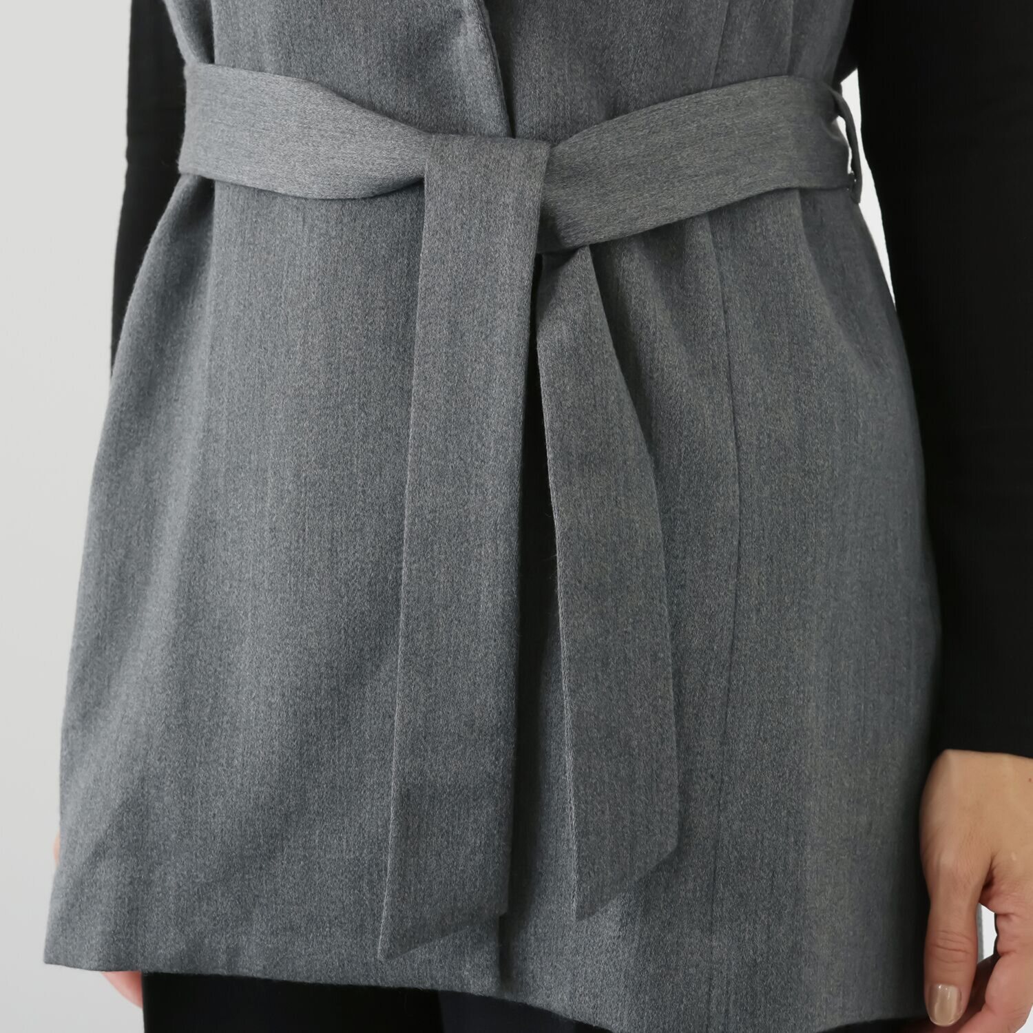 レア　ジェム ウールベネシャンの 優雅なツヤが映える デザインベスト