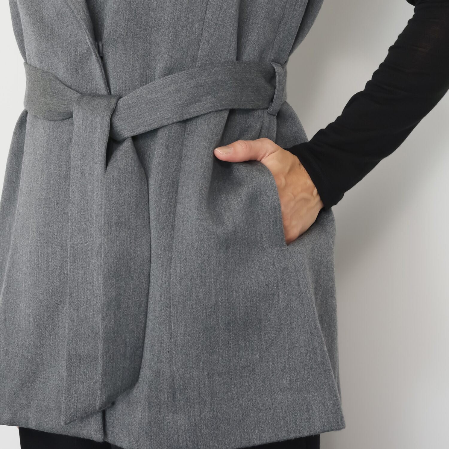 レア　ジェム ウールベネシャンの 優雅なツヤが映える デザインベスト