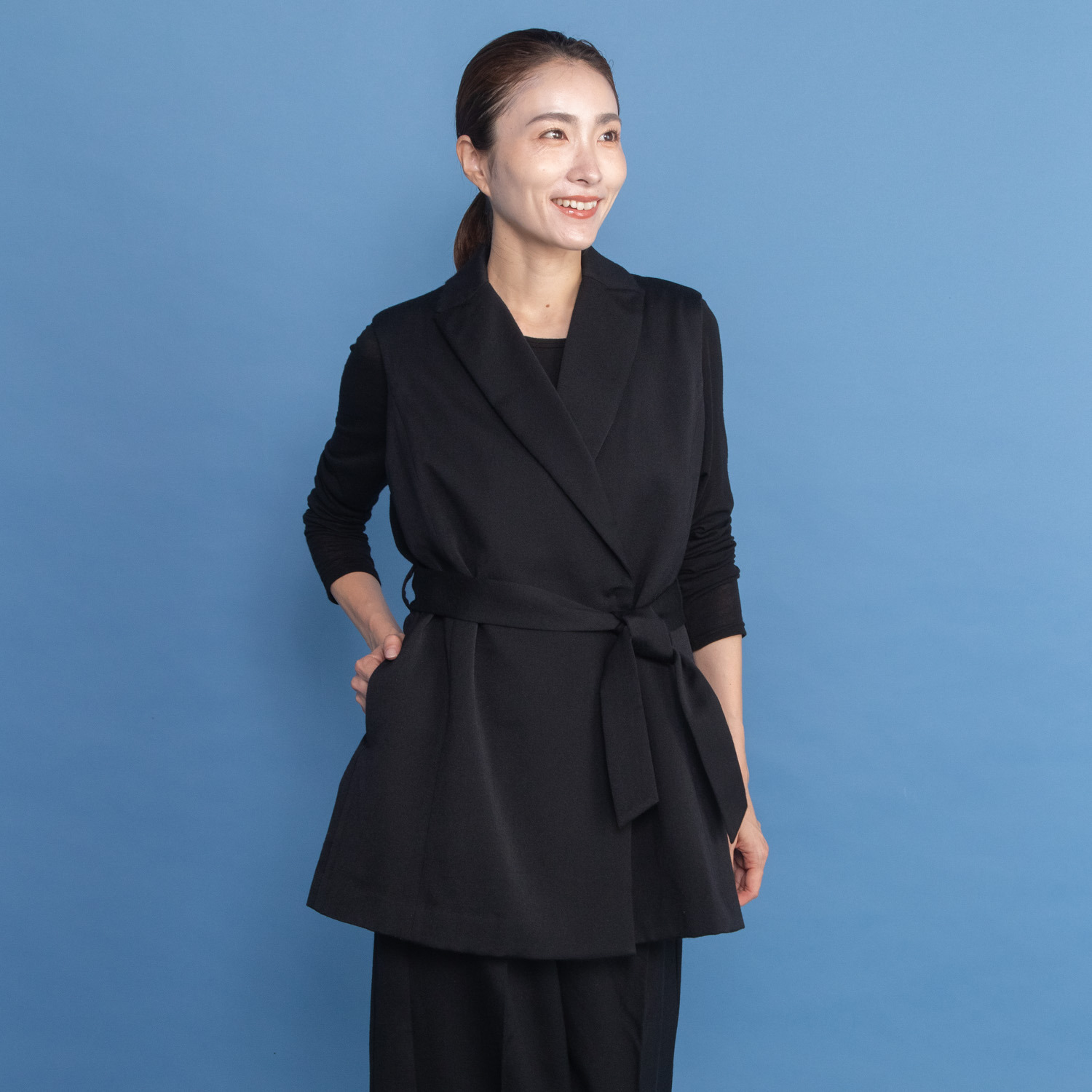 レア　ジェム ウールベネシャンの 優雅なツヤが映える デザインベスト