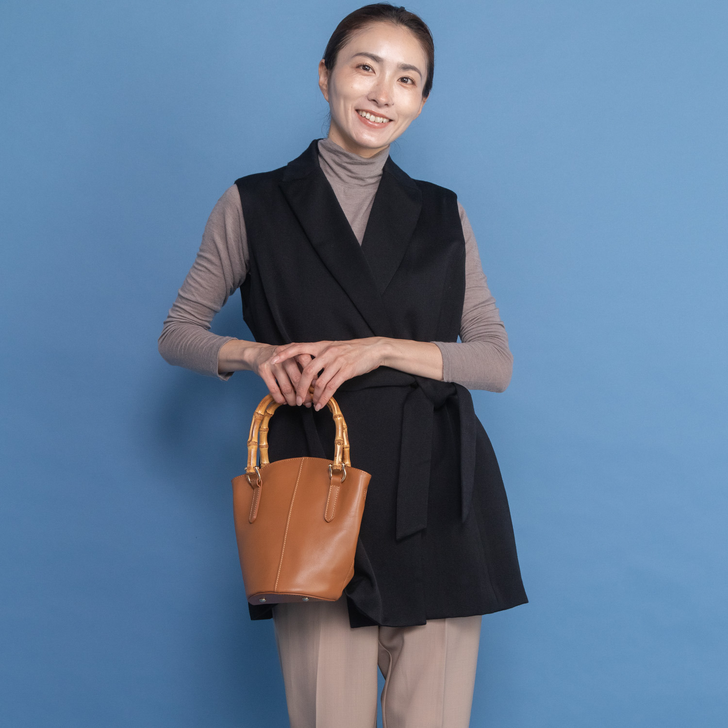 レア　ジェム ウールベネシャンの 優雅なツヤが映える デザインベスト