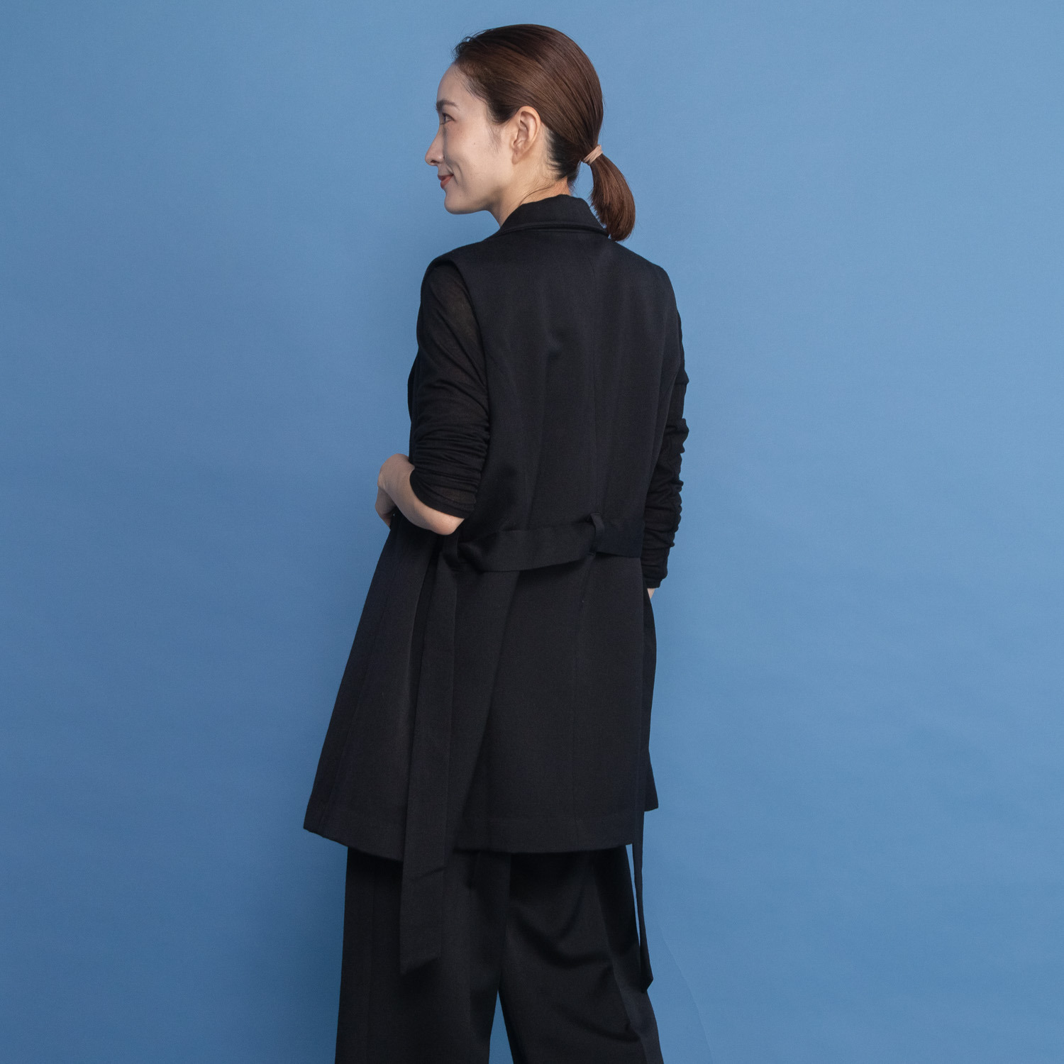 レア　ジェム ウールベネシャンの 優雅なツヤが映える デザインベスト