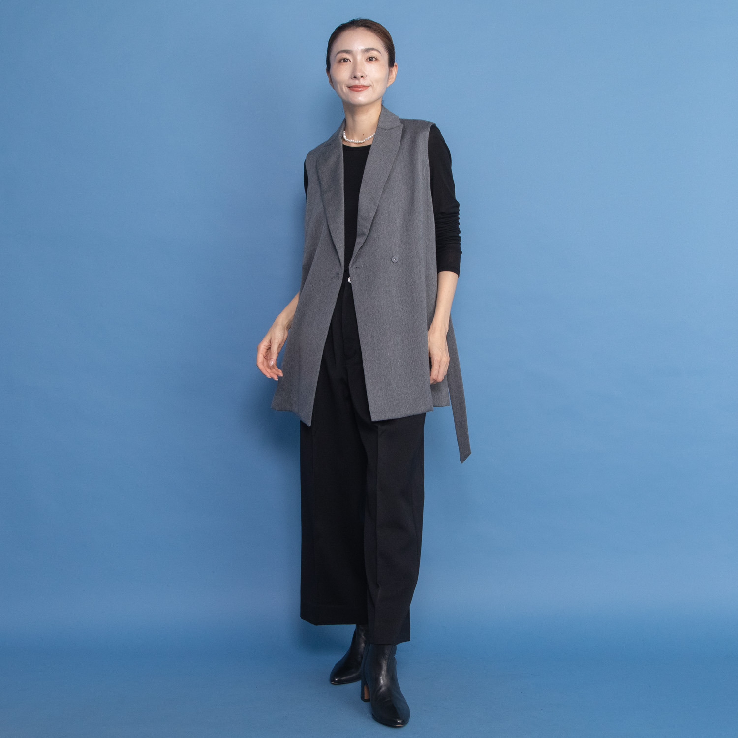 レア　ジェム ウールベネシャンの 優雅なツヤが映える デザインベスト