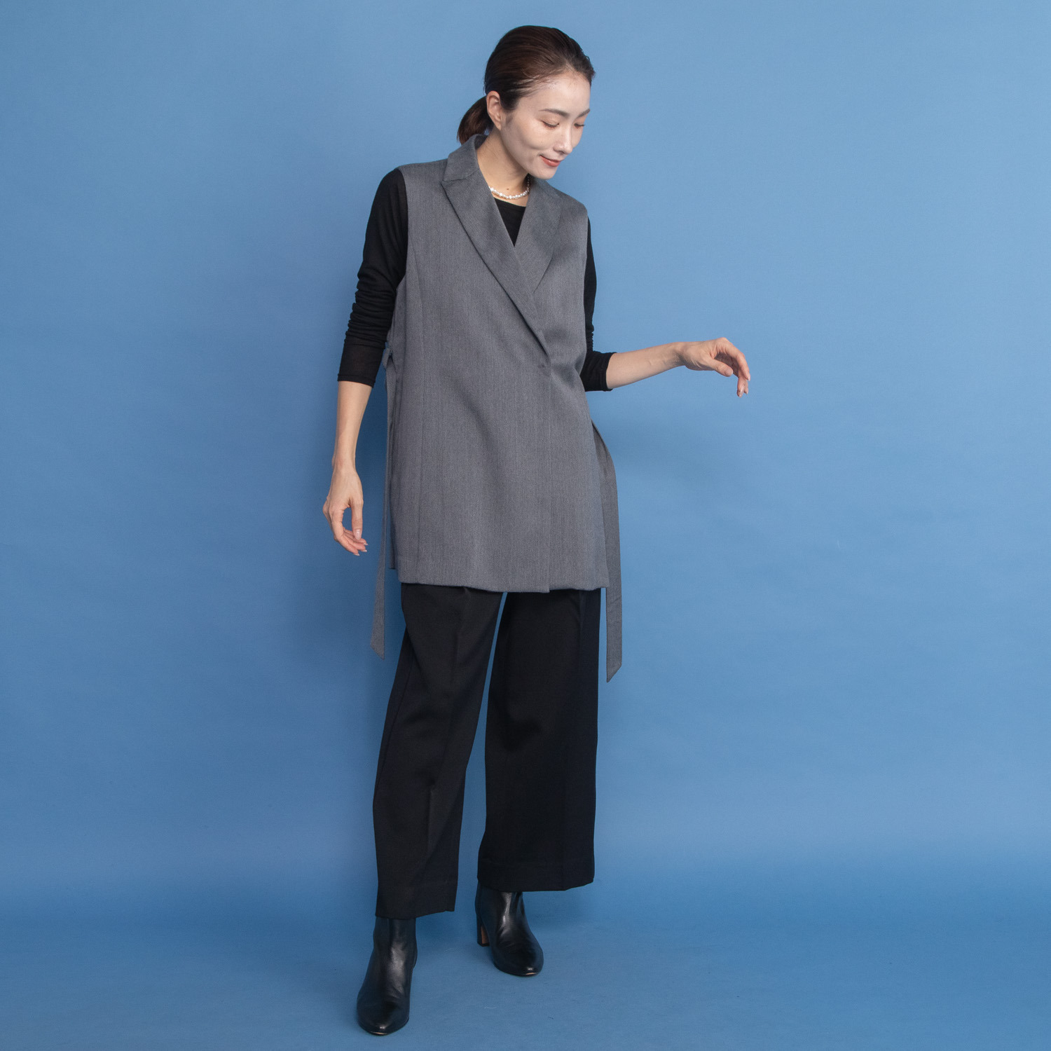 レア　ジェム ウールベネシャンの 優雅なツヤが映える デザインベスト