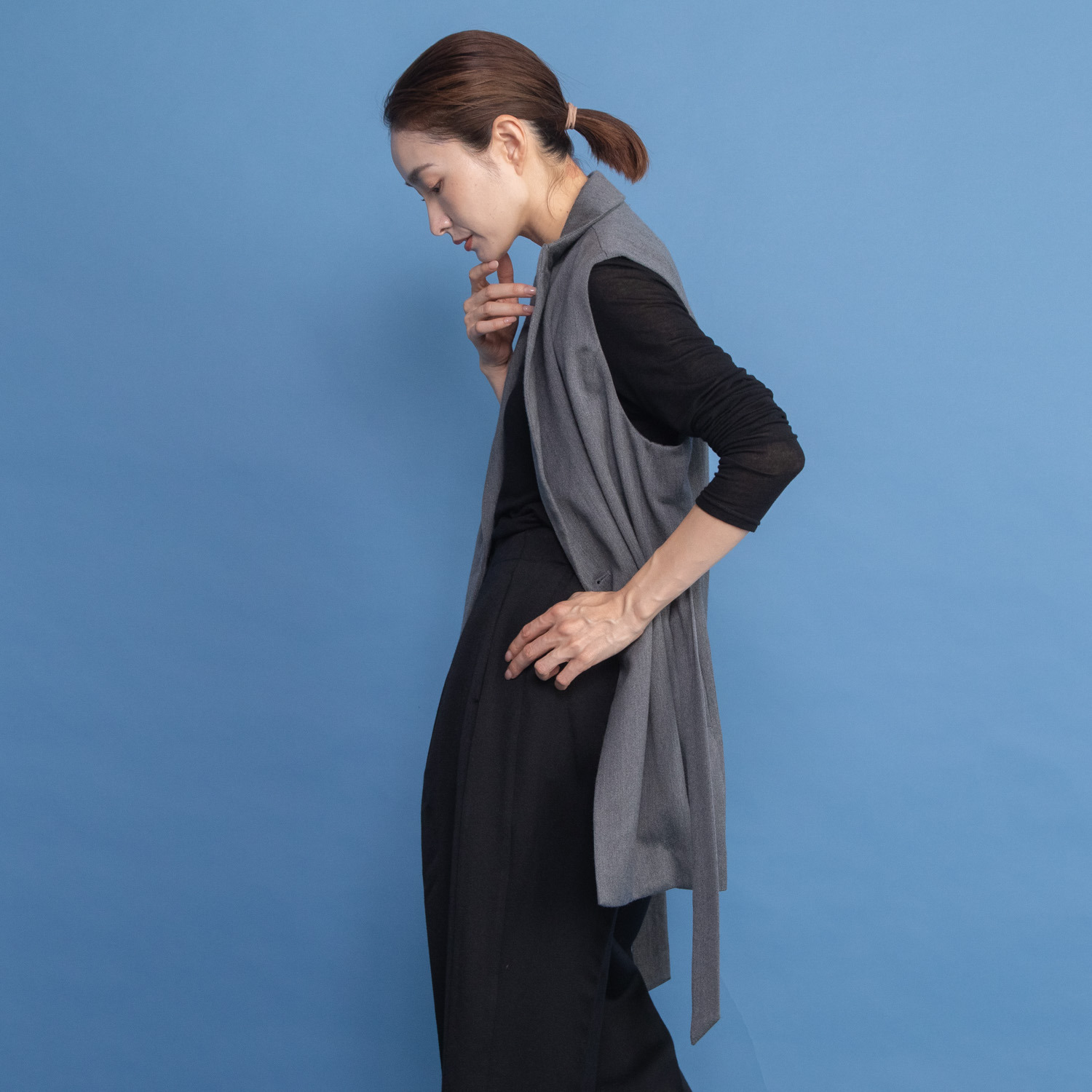 レア　ジェム ウールベネシャンの 優雅なツヤが映える デザインベスト