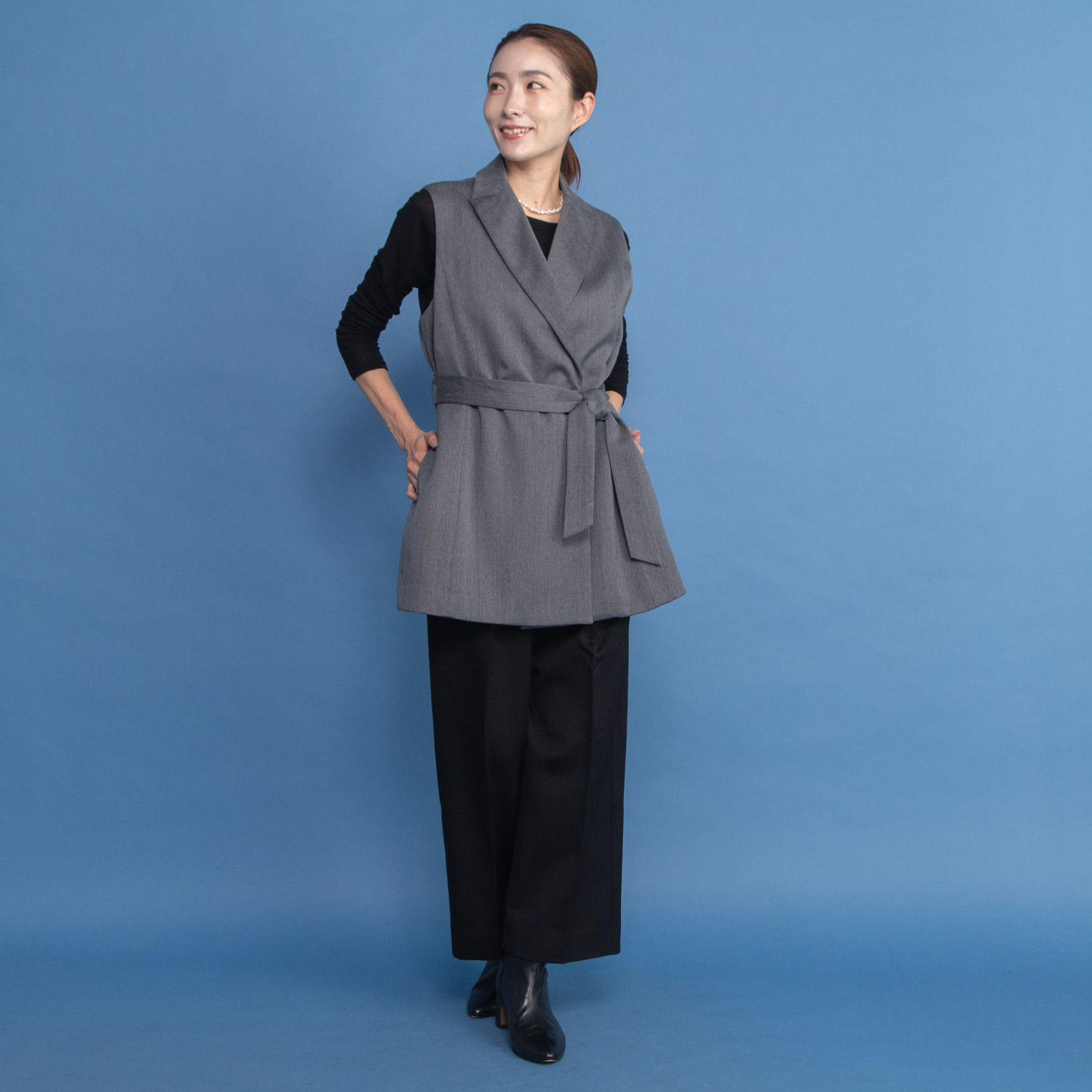 レア　ジェム ウールベネシャンの 優雅なツヤが映える デザインベスト