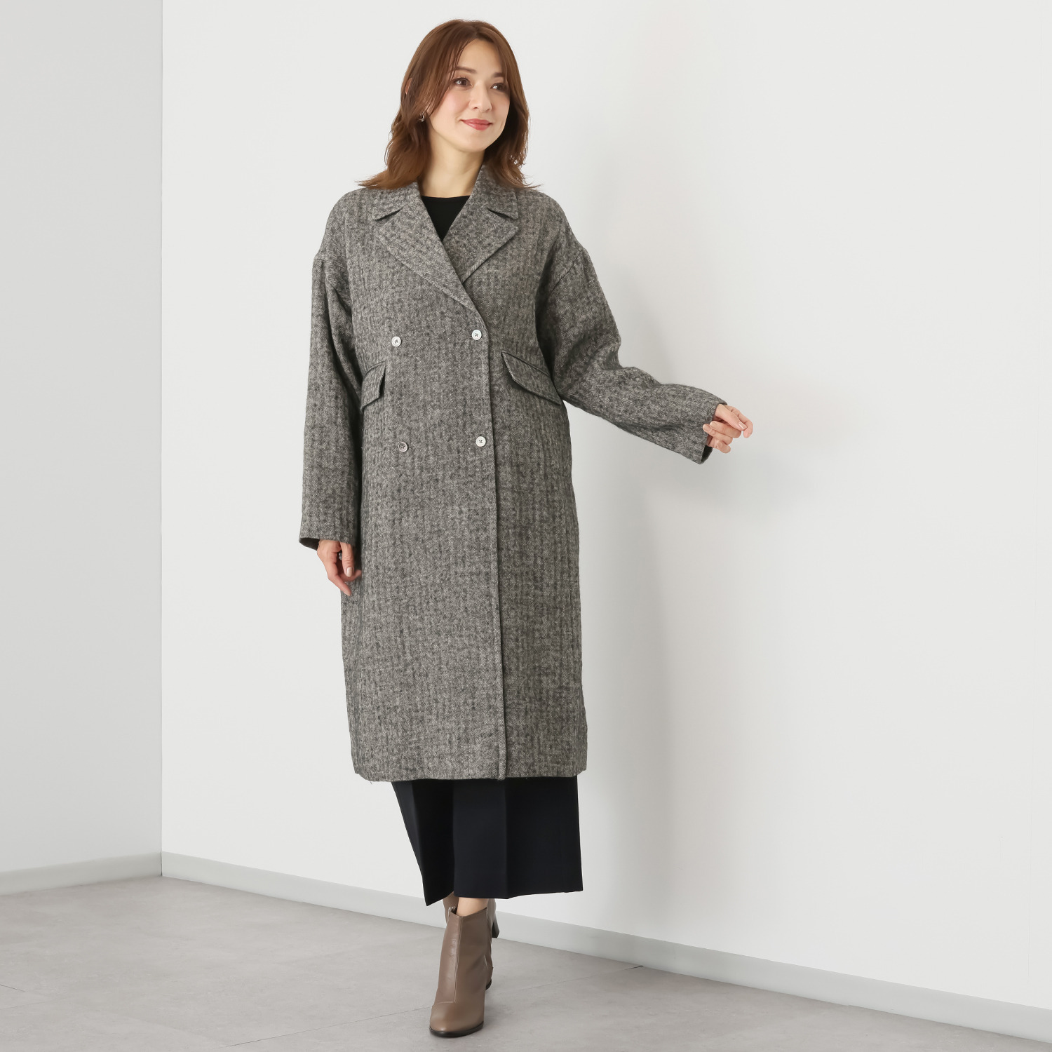 レア　ジェム ヘリンボーンウールで 優雅に軽やかに羽織る ダブルデザインコート