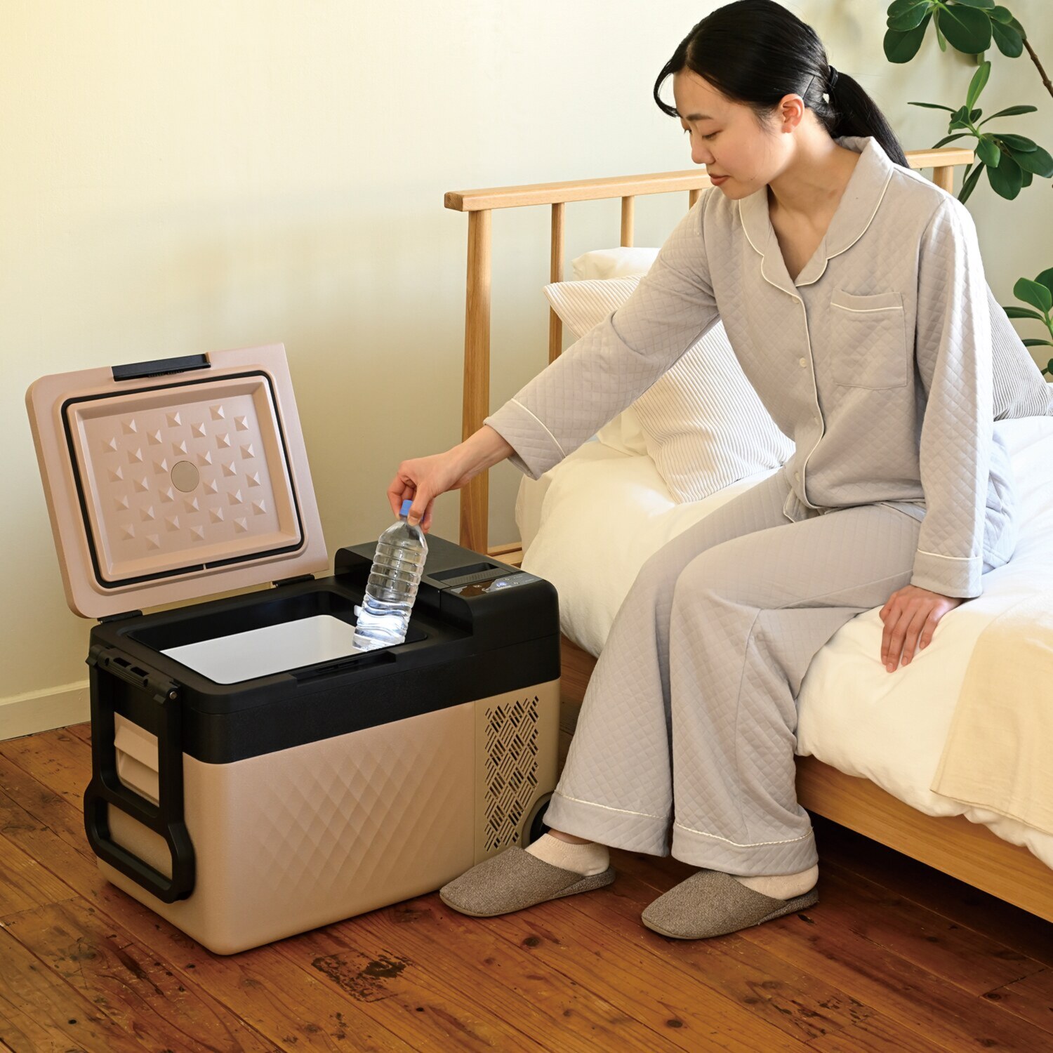 ＹＡＭＡＺＥＮ 食品のまとめ買いに活躍！ お家でも車でも使える キャスター付 ポータブル冷凍冷蔵庫 大容量２５リットル ＜リサイクル回収有り＞