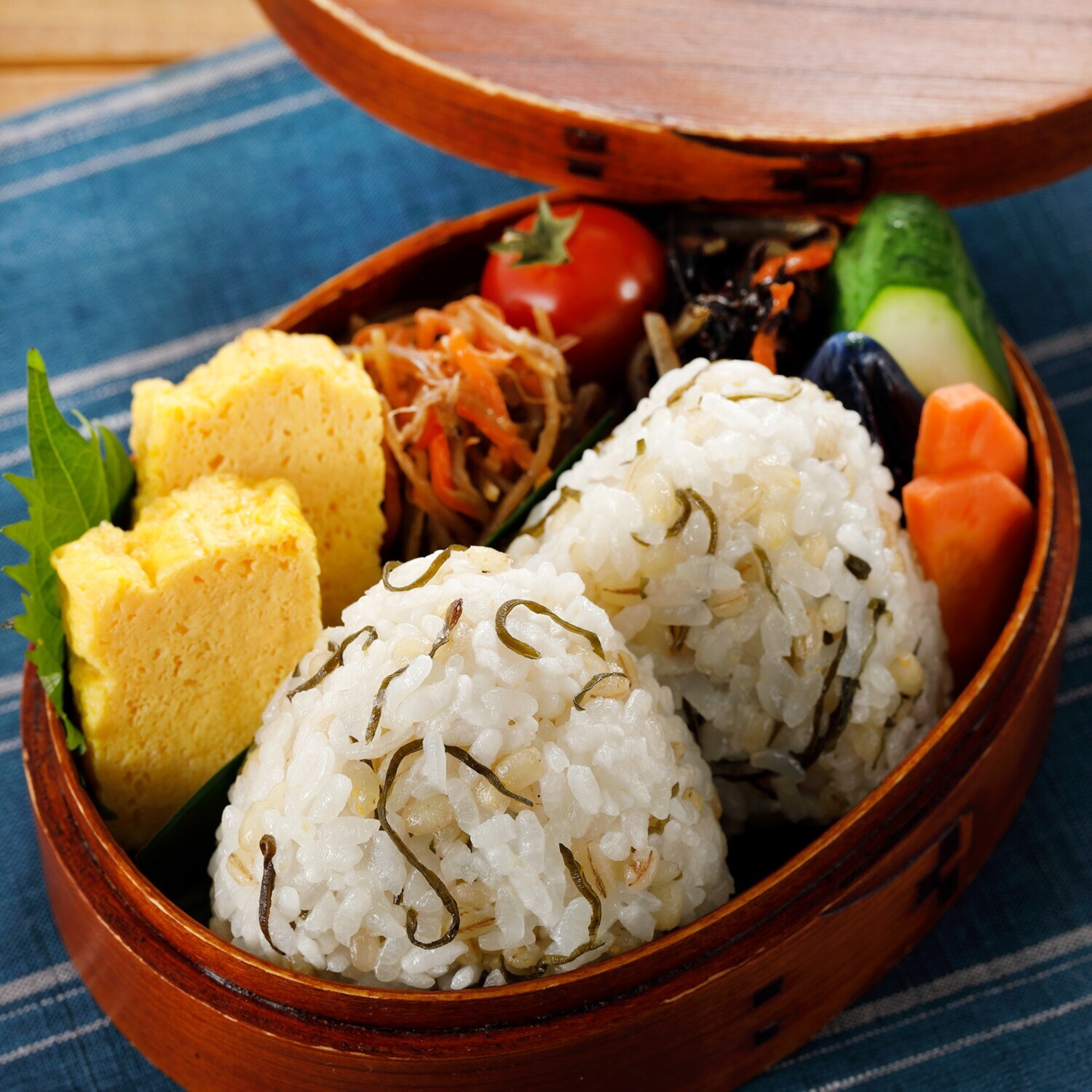 ＜石川＞プチプチ食感！ ひゃくまん穀 もち麦塩昆布おにぎり