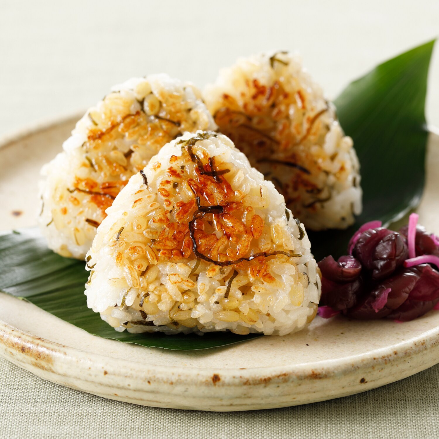 ＜石川＞プチプチ食感！ ひゃくまん穀 もち麦塩昆布おにぎり