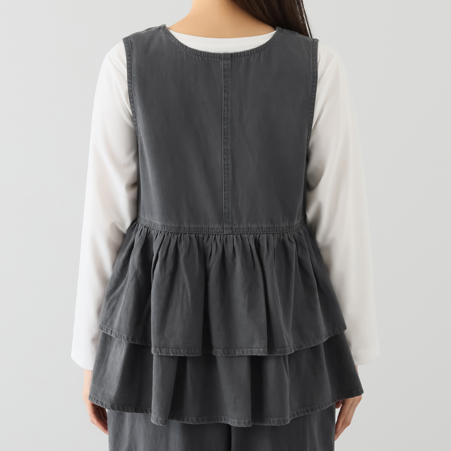 オン　ザ　エッジ ライトなデニムで スタイルアップ 切り替え２段フリルが新鮮 ユースフルベスト