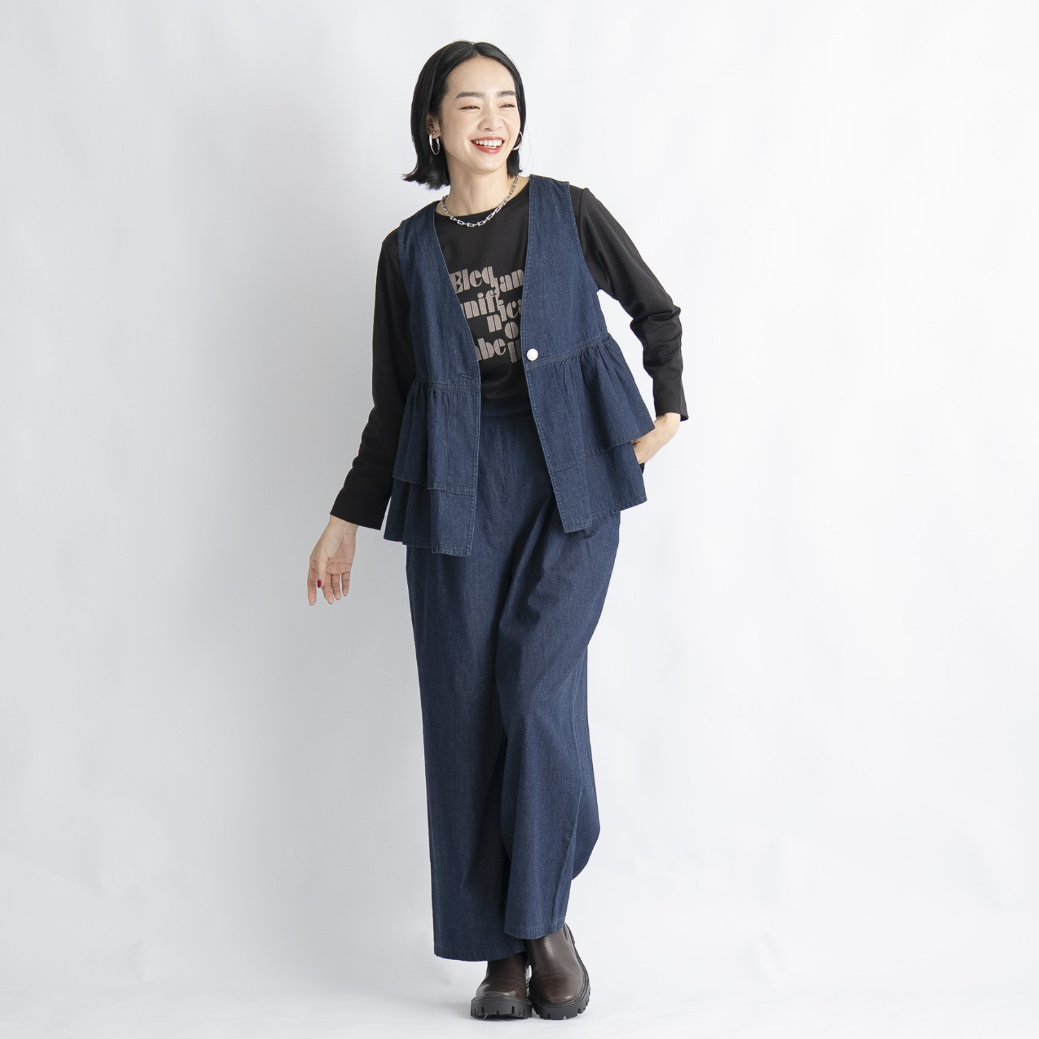 オン　ザ　エッジ ライトなデニムで スタイルアップ 切り替え２段フリルが新鮮 ユースフルベスト