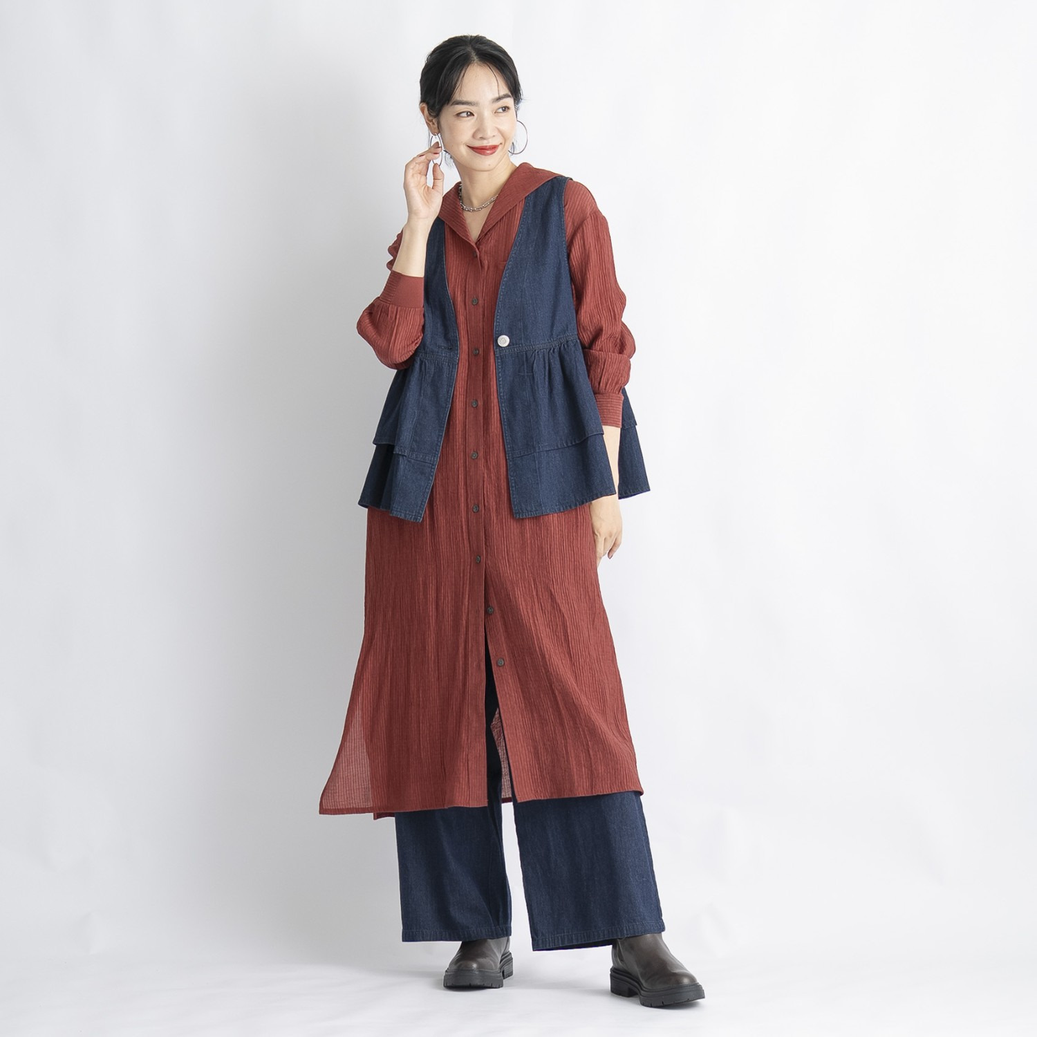 オン　ザ　エッジ ライトなデニムで スタイルアップ 切り替え２段フリルが新鮮 ユースフルベスト