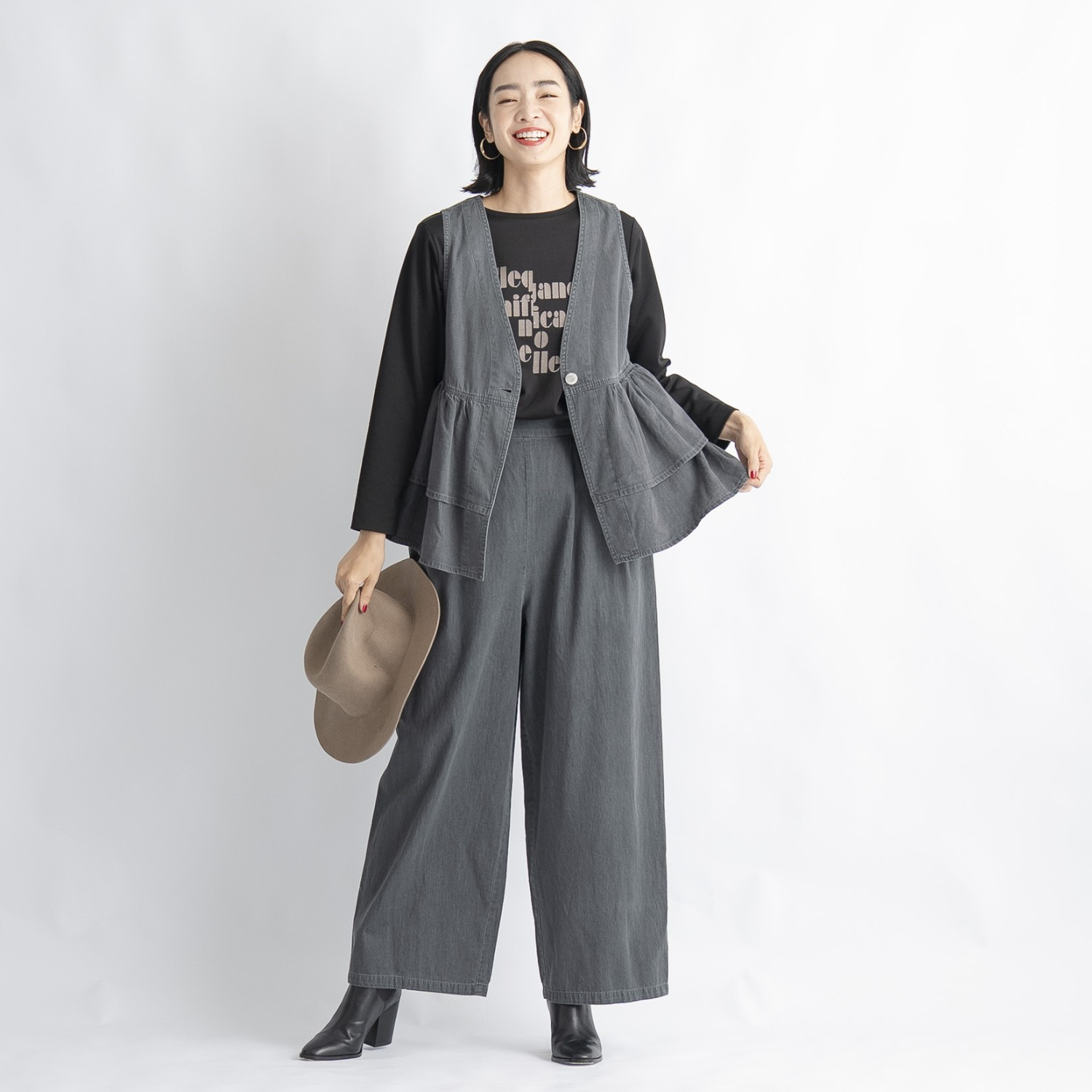 オン　ザ　エッジ ライトなデニムで スタイルアップ 切り替え２段フリルが新鮮 ユースフルベスト