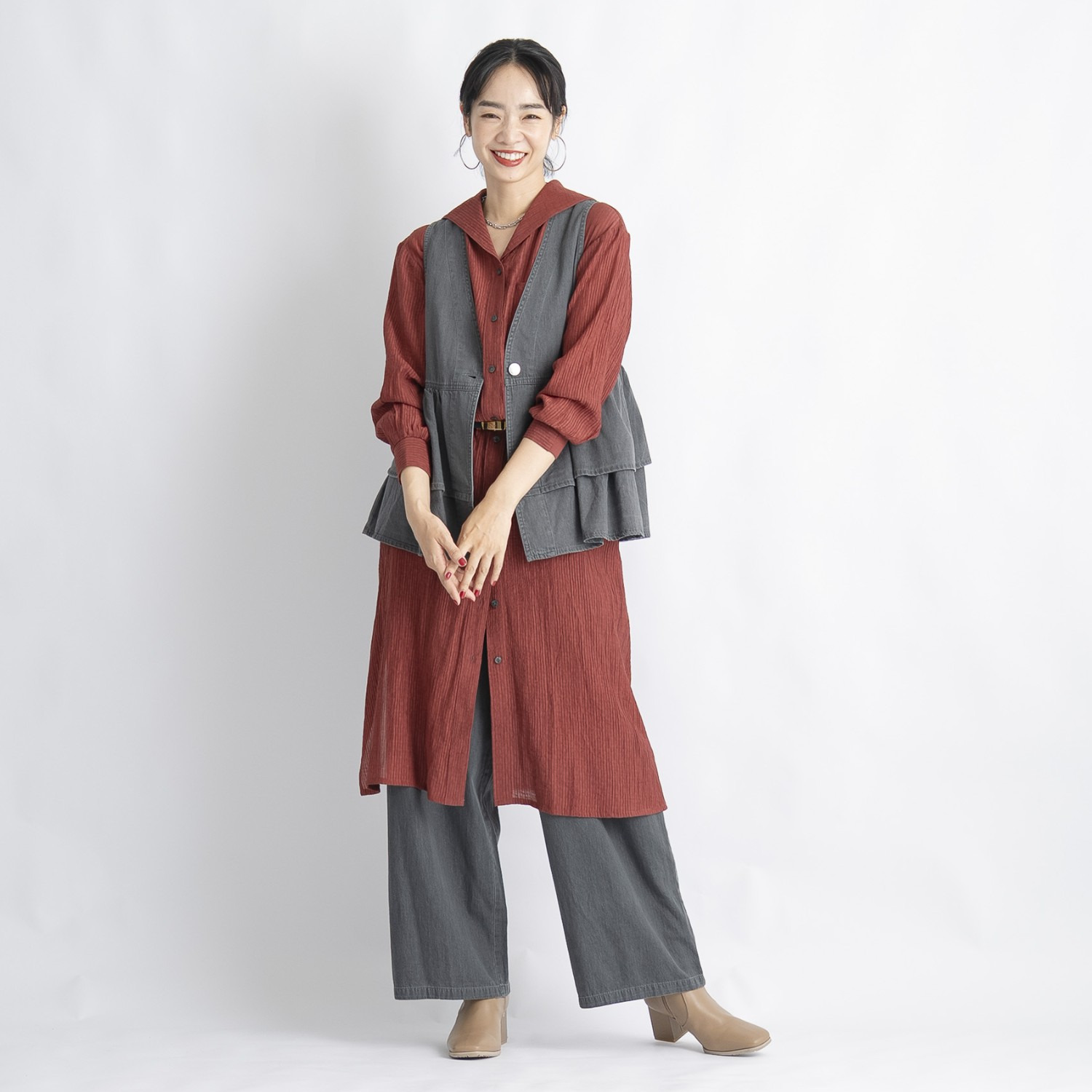 オン　ザ　エッジ ライトなデニムで スタイルアップ 切り替え２段フリルが新鮮 ユースフルベスト