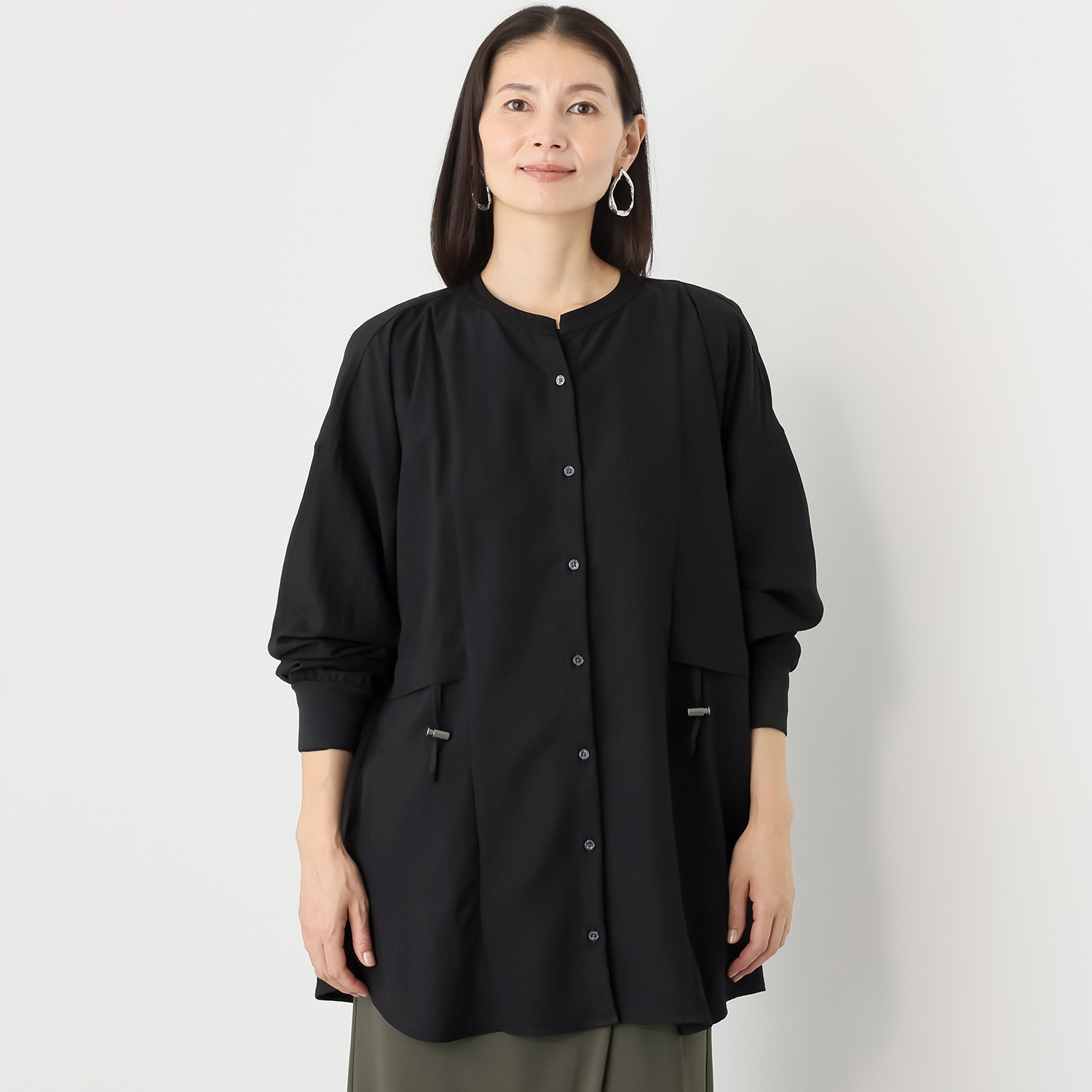 ヨーコモリモト 端境期は簡単アレンジで モードを軽やかに羽織れる デザインチュニック
