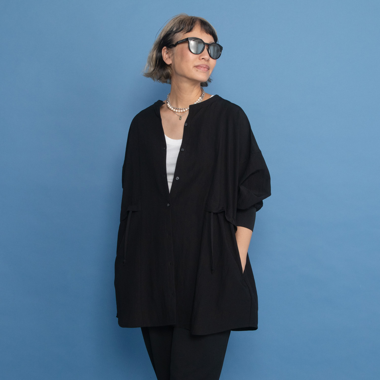 ヨーコモリモト 端境期は簡単アレンジで モードを軽やかに羽織れる デザインチュニック