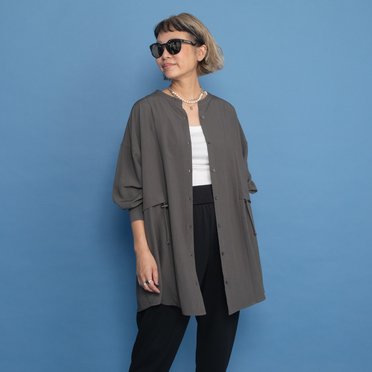 ヨーコモリモト 端境期は簡単アレンジで モードを軽やかに羽織れる デザインチュニック