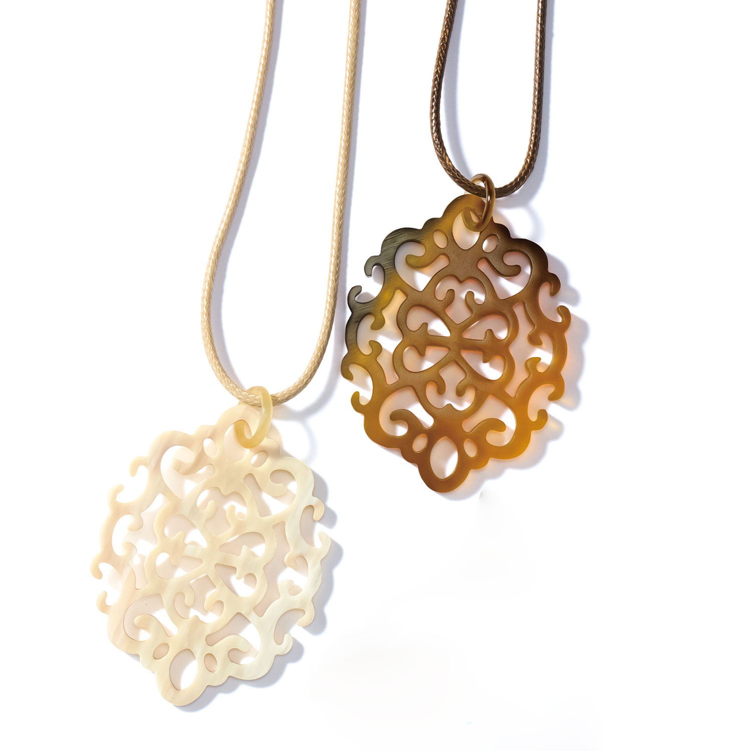 ミル・レーヴ 水牛 アラベスクフラワー 透かし彫り ロングコードペンダント