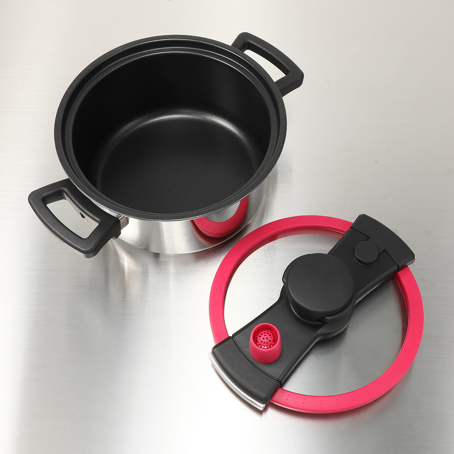 使い方はいたって簡単！ 適度な加圧で 時短でおいしく！ 普通の鍋とも 圧力鍋とも違う マイヤー クイッカークッキング ＜３リットル＞