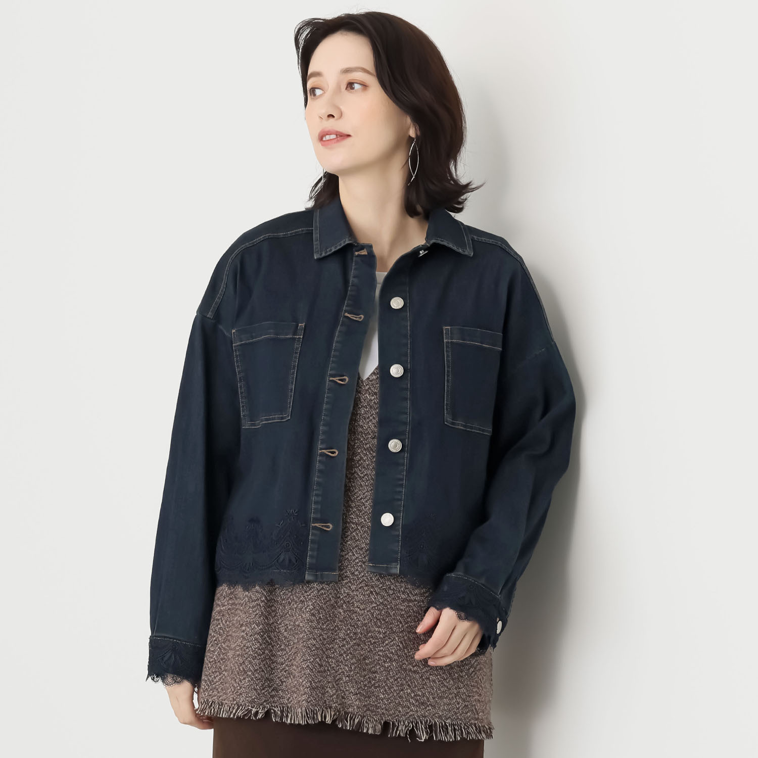 アトリエ　クース デニム×レースで 大人カジュアルを楽しんで ライトデニムジャケット