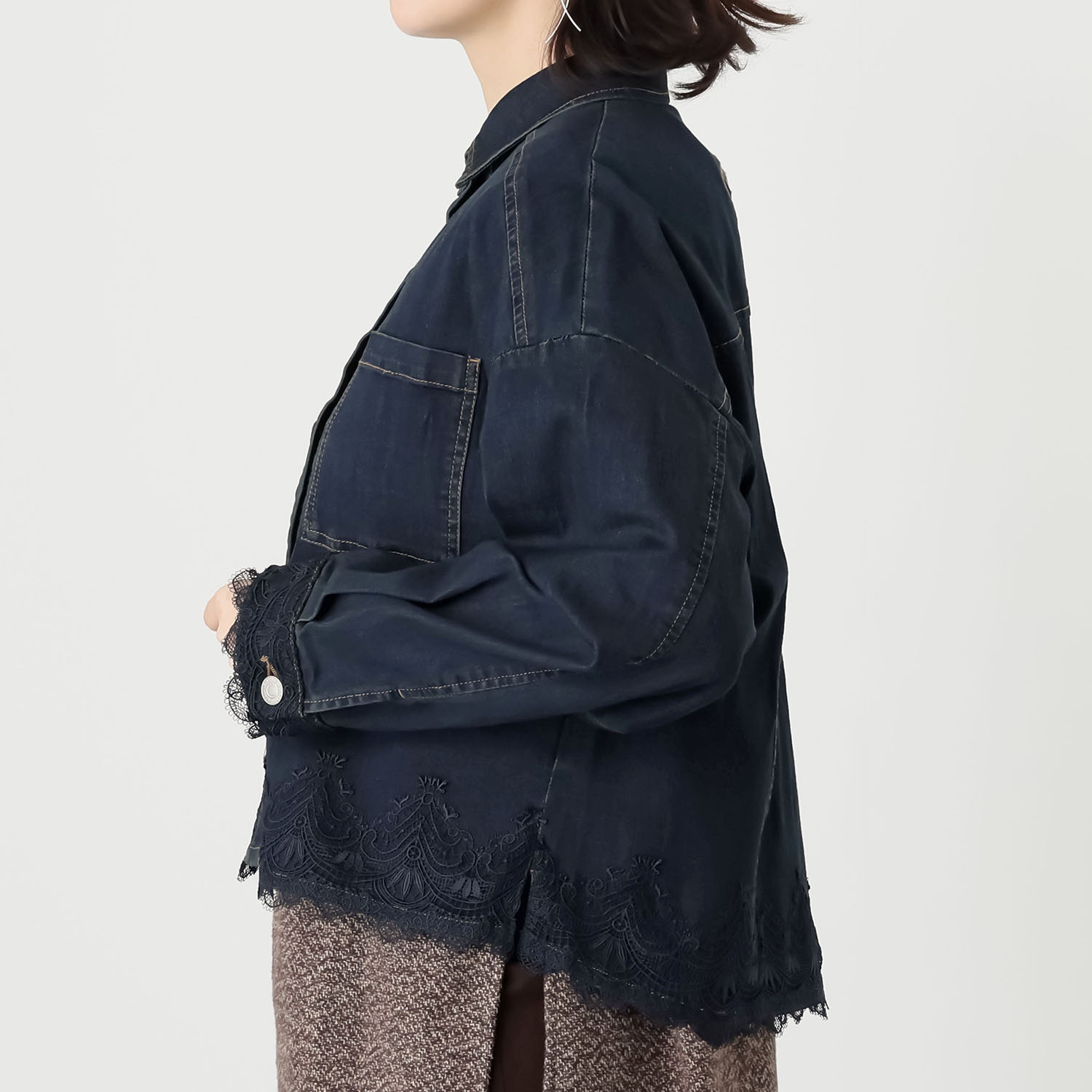 アトリエ　クース デニム×レースで 大人カジュアルを楽しんで ライトデニムジャケット