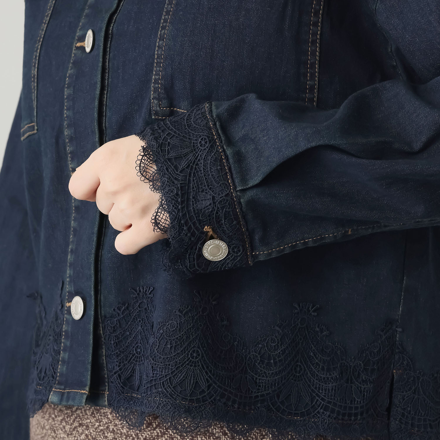 アトリエ　クース デニム×レースで 大人カジュアルを楽しんで ライトデニムジャケット