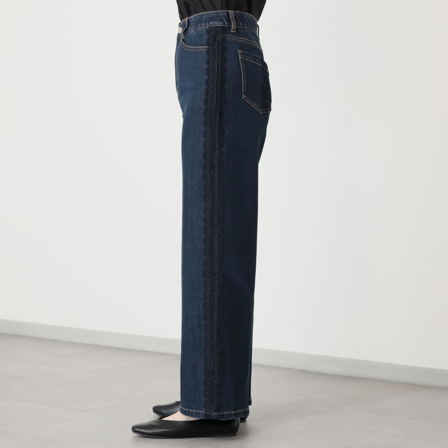 アトリエ　クース サイドのレース使いで 細見えおしゃれ見え！ サイドレースデニムパンツ