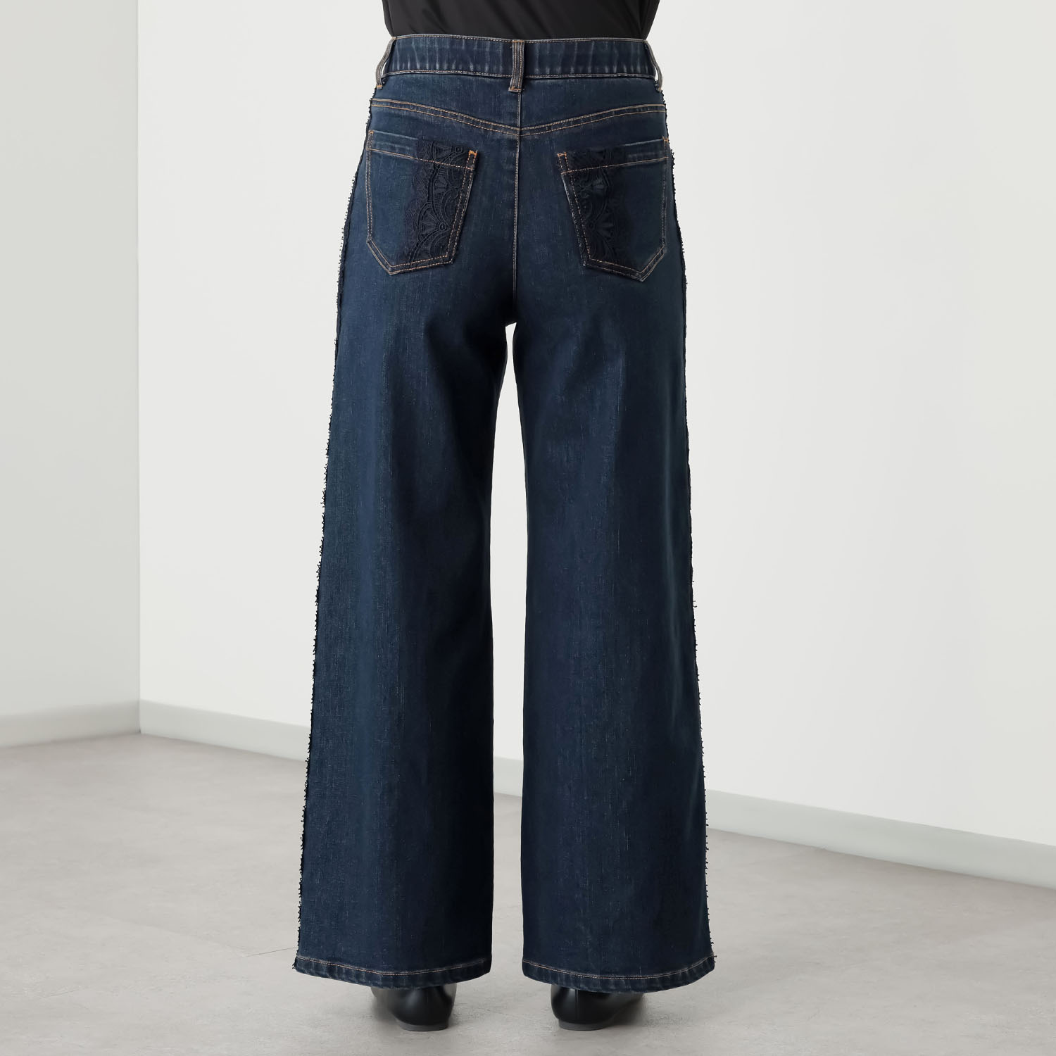 アトリエ　クース サイドのレース使いで 細見えおしゃれ見え！ サイドレースデニムパンツ