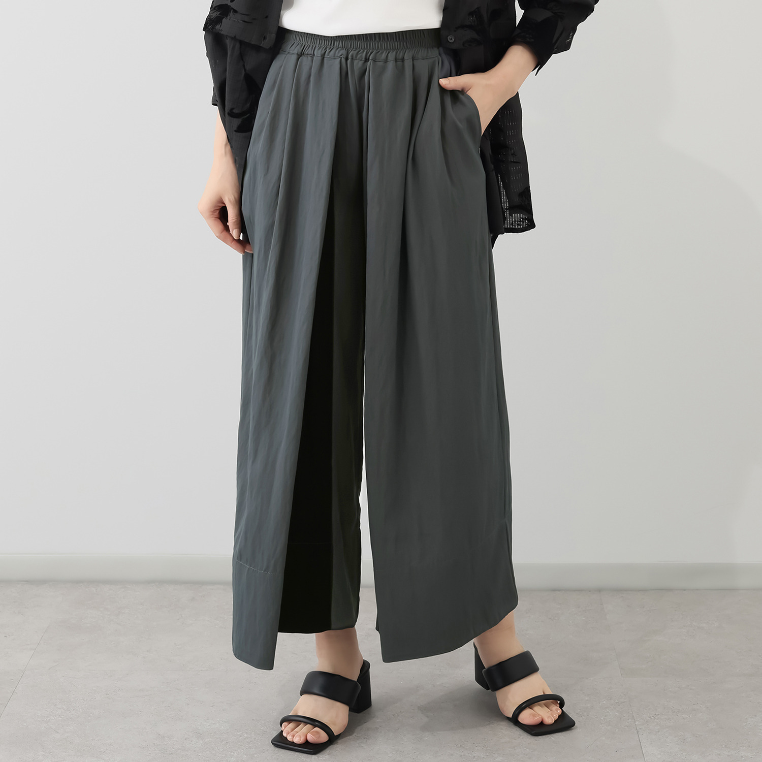 ウノ・ウノ・ドゥーエ タック奥バイカラー 柔らかドレープツイル ワイドパンツ