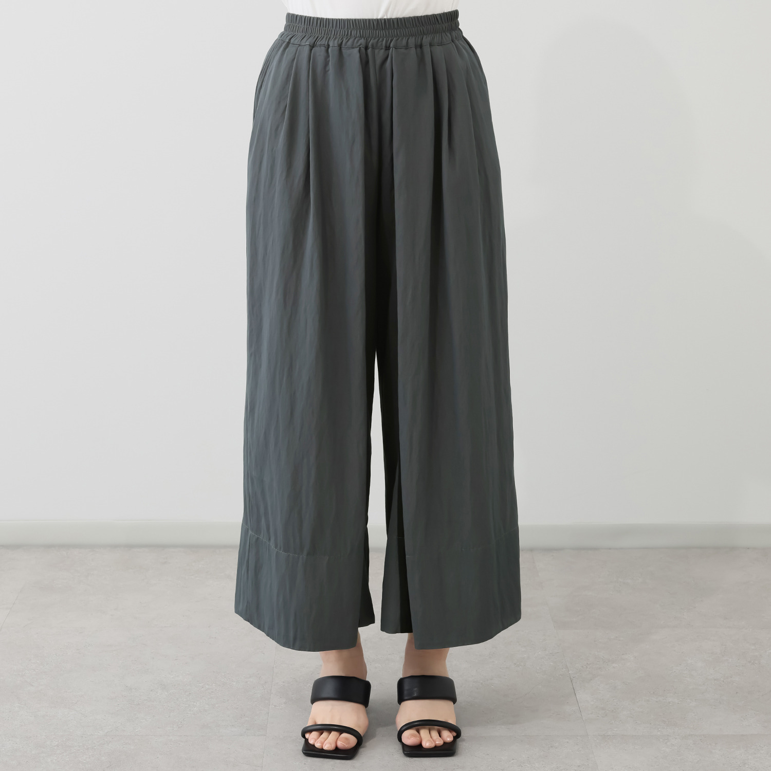 ウノ・ウノ・ドゥーエ タック奥バイカラー 柔らかドレープツイル ワイドパンツ