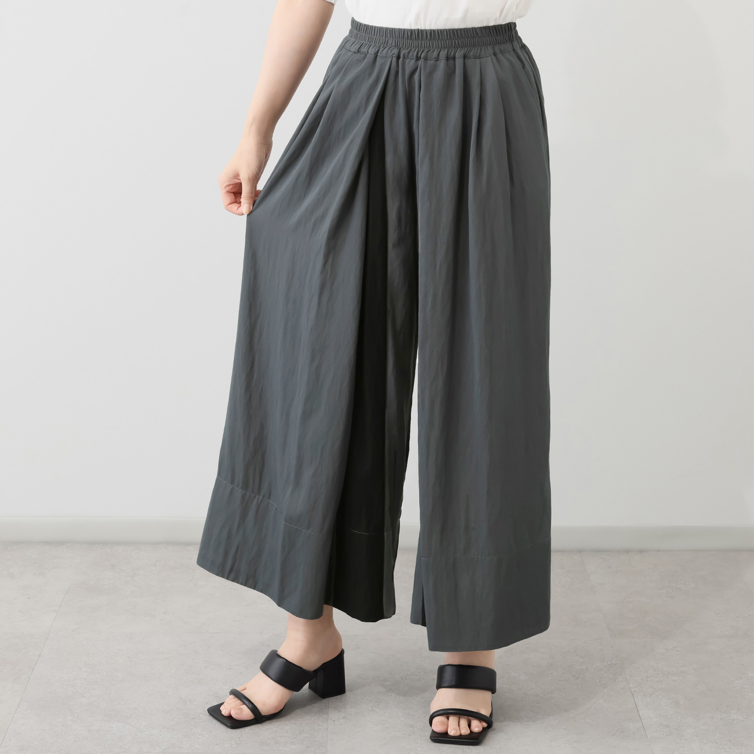 ウノ・ウノ・ドゥーエ タック奥バイカラー 柔らかドレープツイル ワイドパンツ