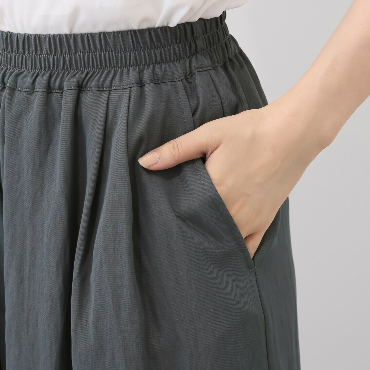 ウノ・ウノ・ドゥーエ タック奥バイカラー 柔らかドレープツイル ワイドパンツ