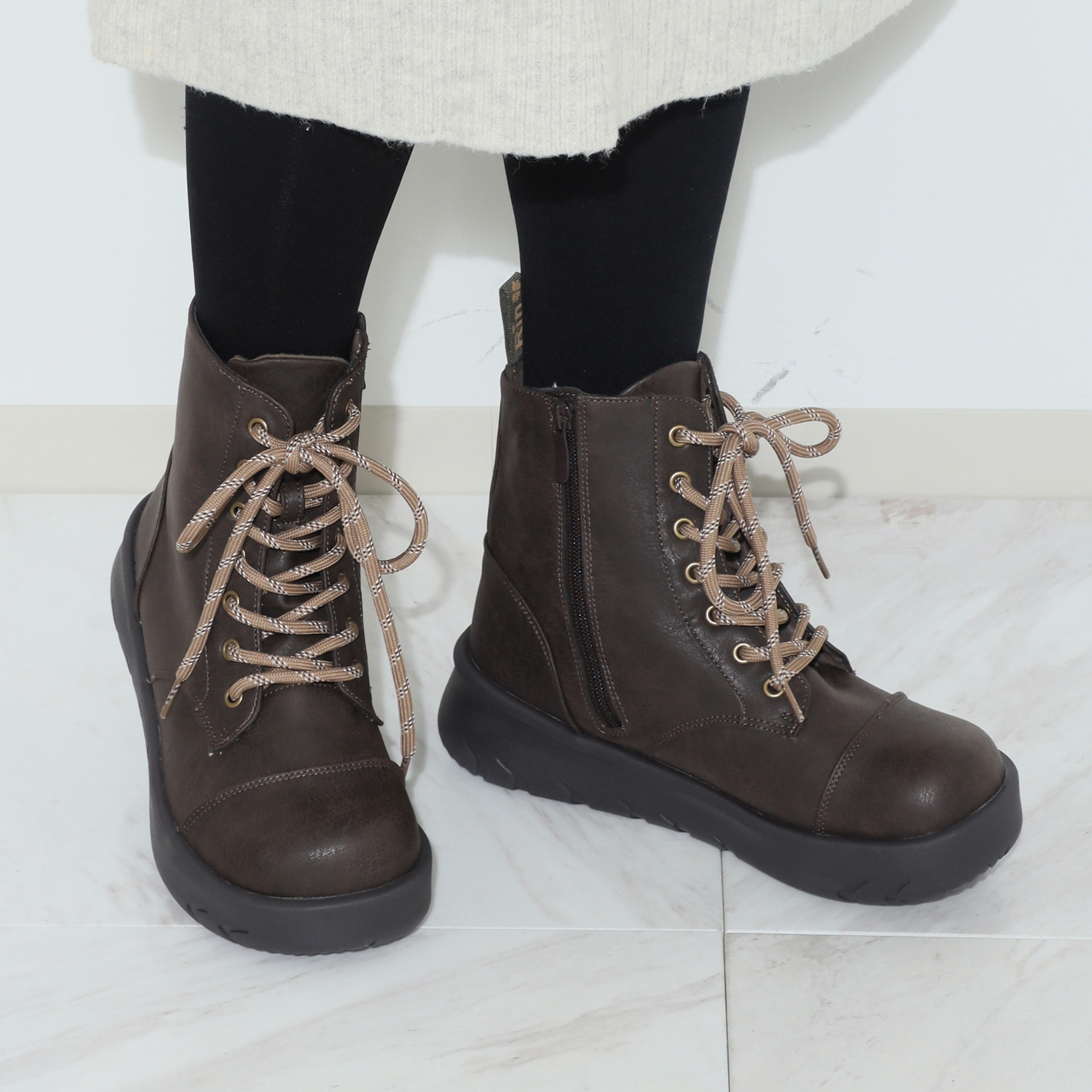 リン・クローバー 脱ぎ履きが簡単！ ひもアレンジも楽しめる 大人のための 軽量ショートブーツ