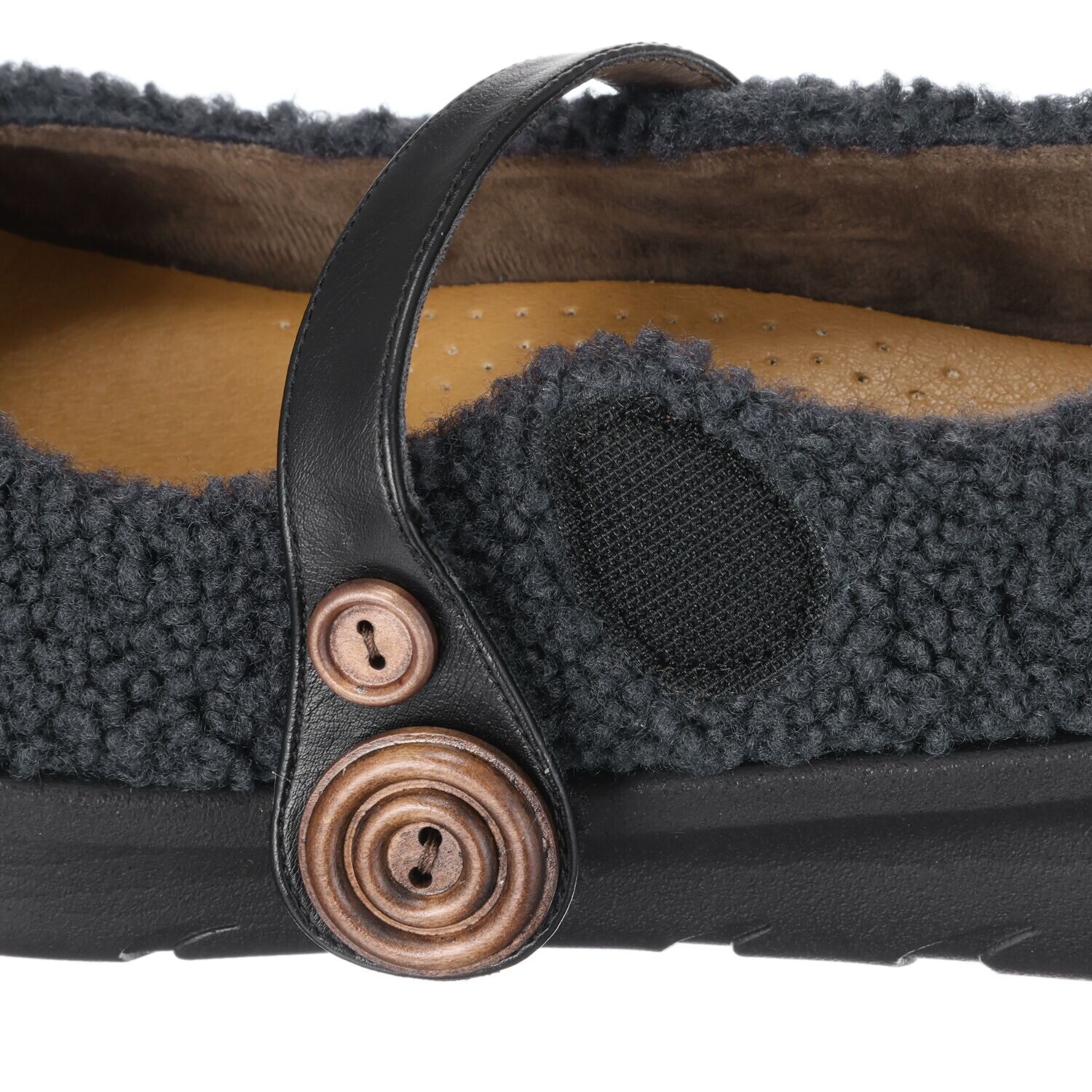 リン・クローバー 秋冬コーデの主役！ まるで服を履いてるような ふわもこ素材の 軽量シューズ