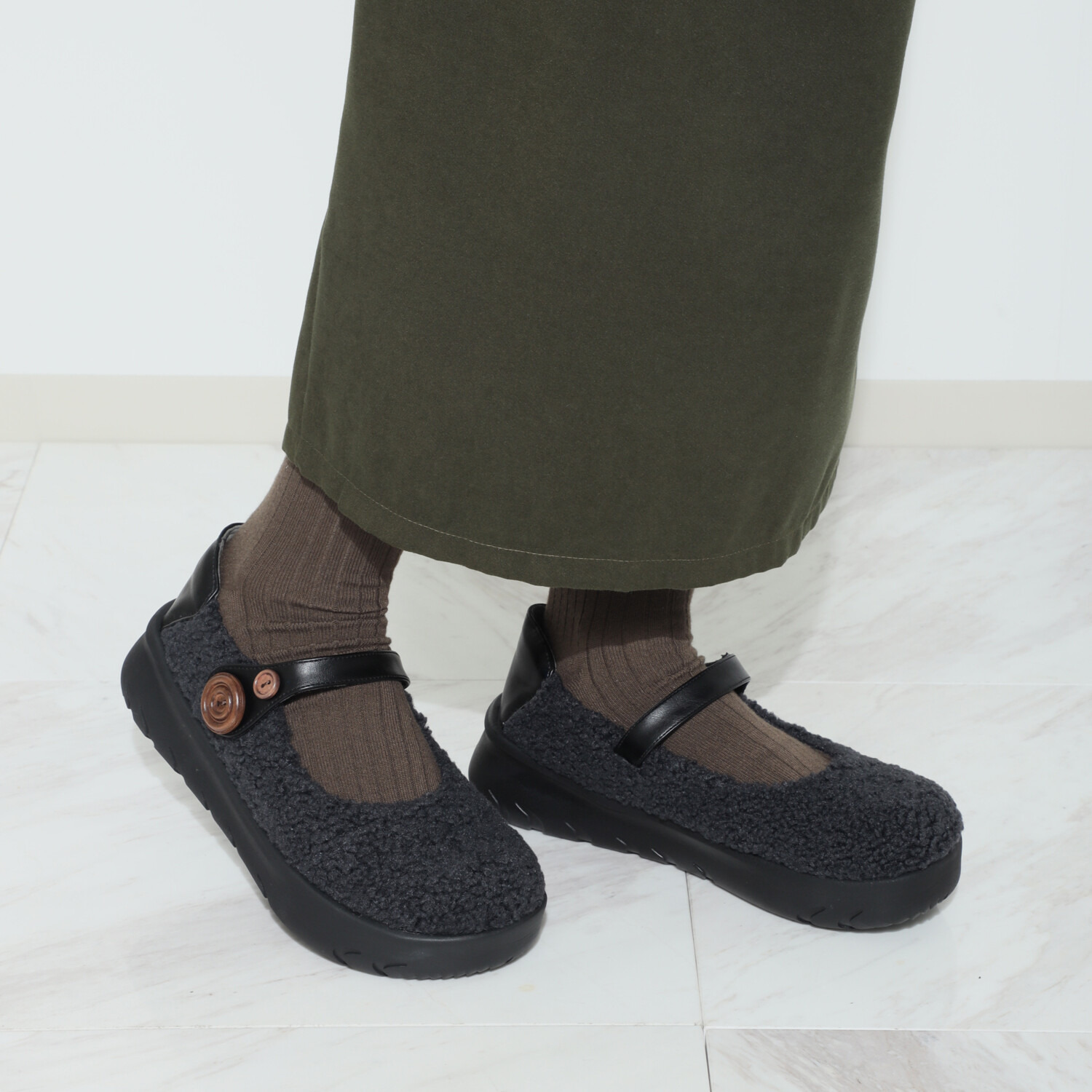 リン・クローバー 秋冬コーデの主役！ まるで服を履いてるような ふわもこ素材の 軽量シューズ