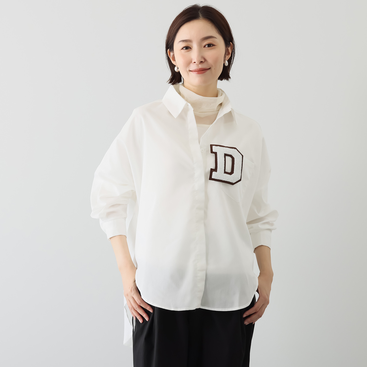 ウノ・ウノ・ドゥーエ 羽織りにもなる 着回し万能！ ワッペンブローチ付 シャツ