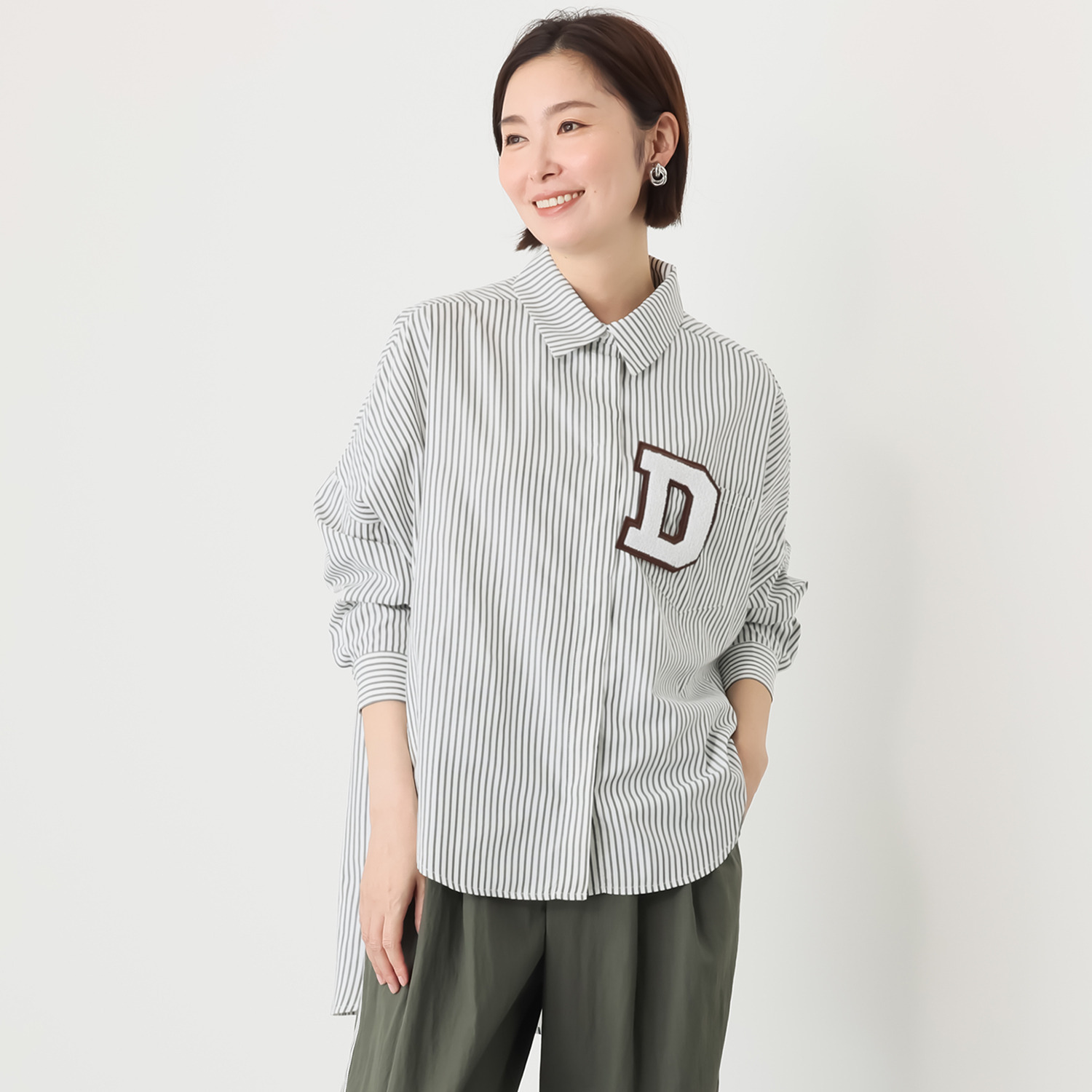 ウノ・ウノ・ドゥーエ 羽織りにもなる 着回し万能！ ワッペンブローチ付 シャツ