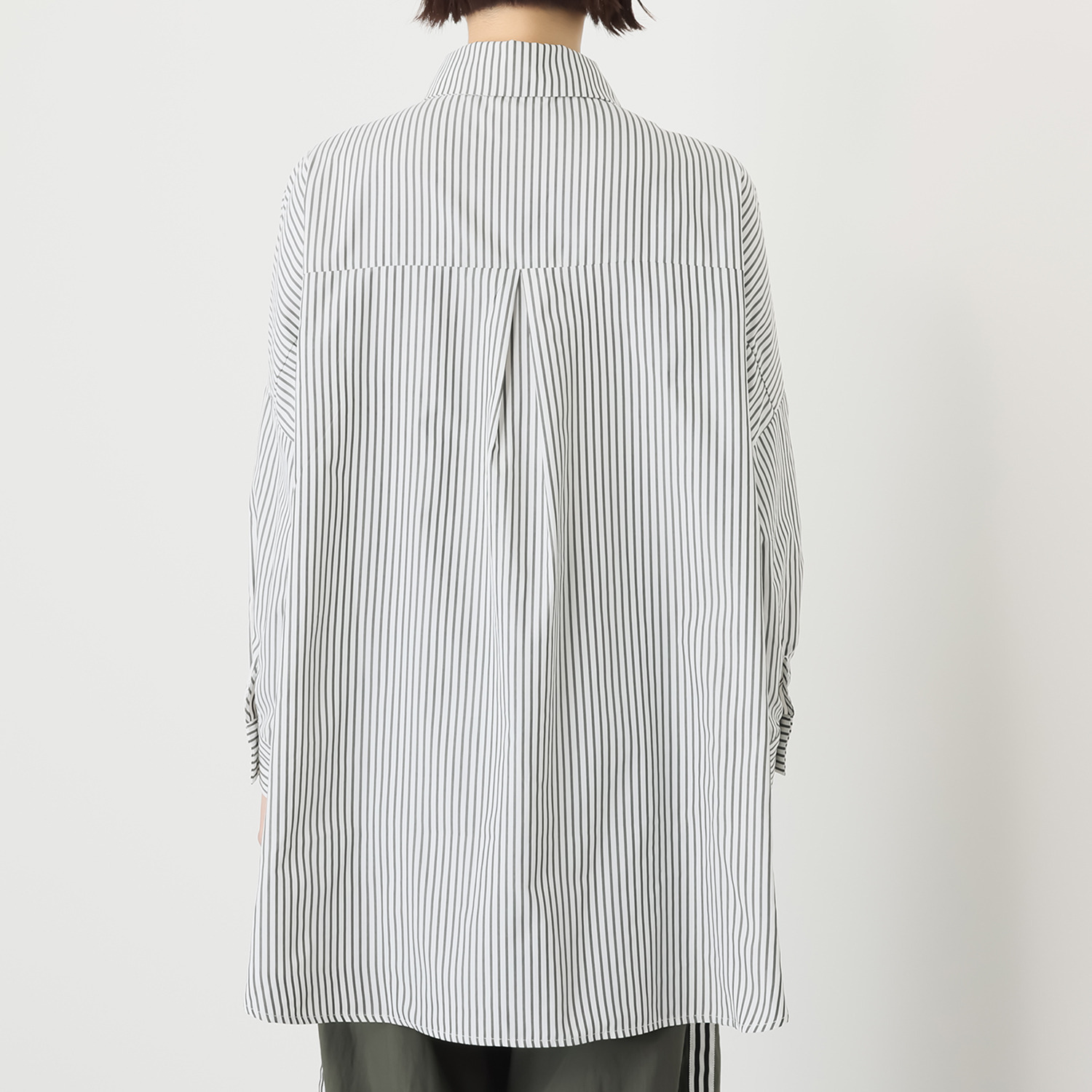 ウノ・ウノ・ドゥーエ 羽織りにもなる 着回し万能！ ワッペンブローチ付 シャツ