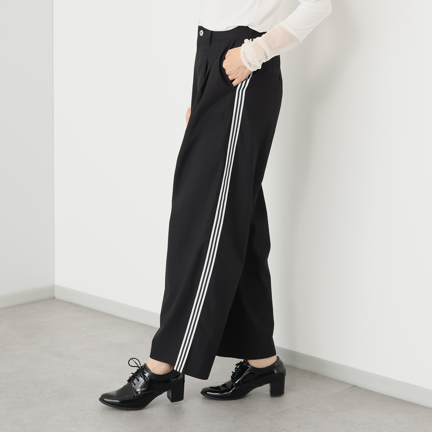 ウノ・ウノ・ドゥーエ サイドライン タックワイドパンツ