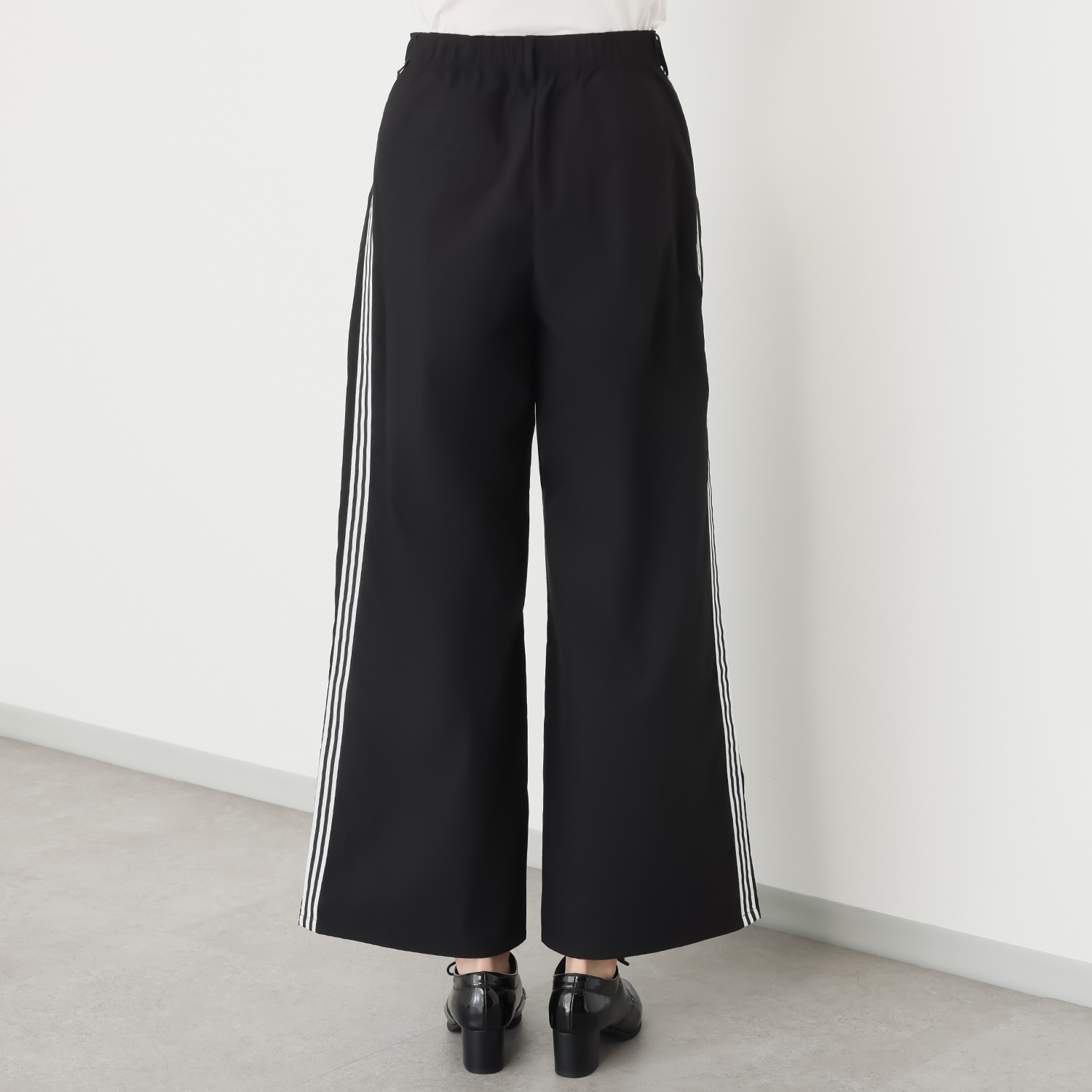 ウノ・ウノ・ドゥーエ サイドライン タックワイドパンツ