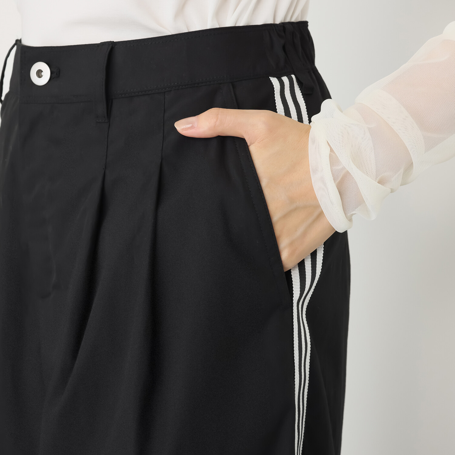 ウノ・ウノ・ドゥーエ サイドライン タックワイドパンツ