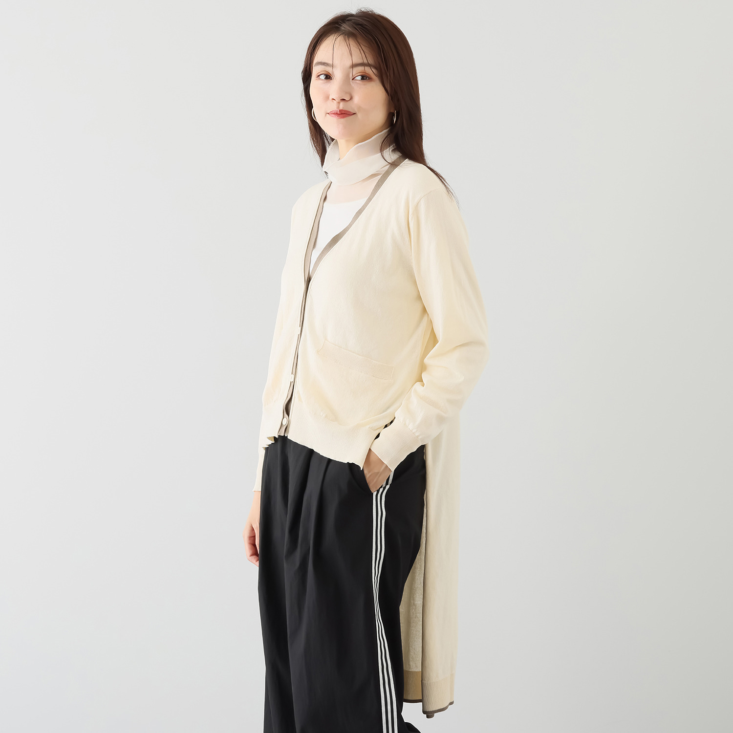 ウノ・ウノ・ドゥーエ コーデにスパイスを！ 前後差ヘムデザイン ラインアクセント カーディガン